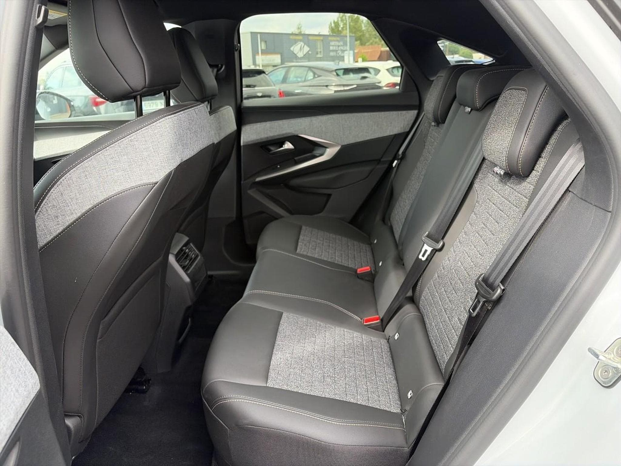 Peugeot 3008 1.2 HYBRID 145 ALLURE E-DCS6 (2025) - Photo 14