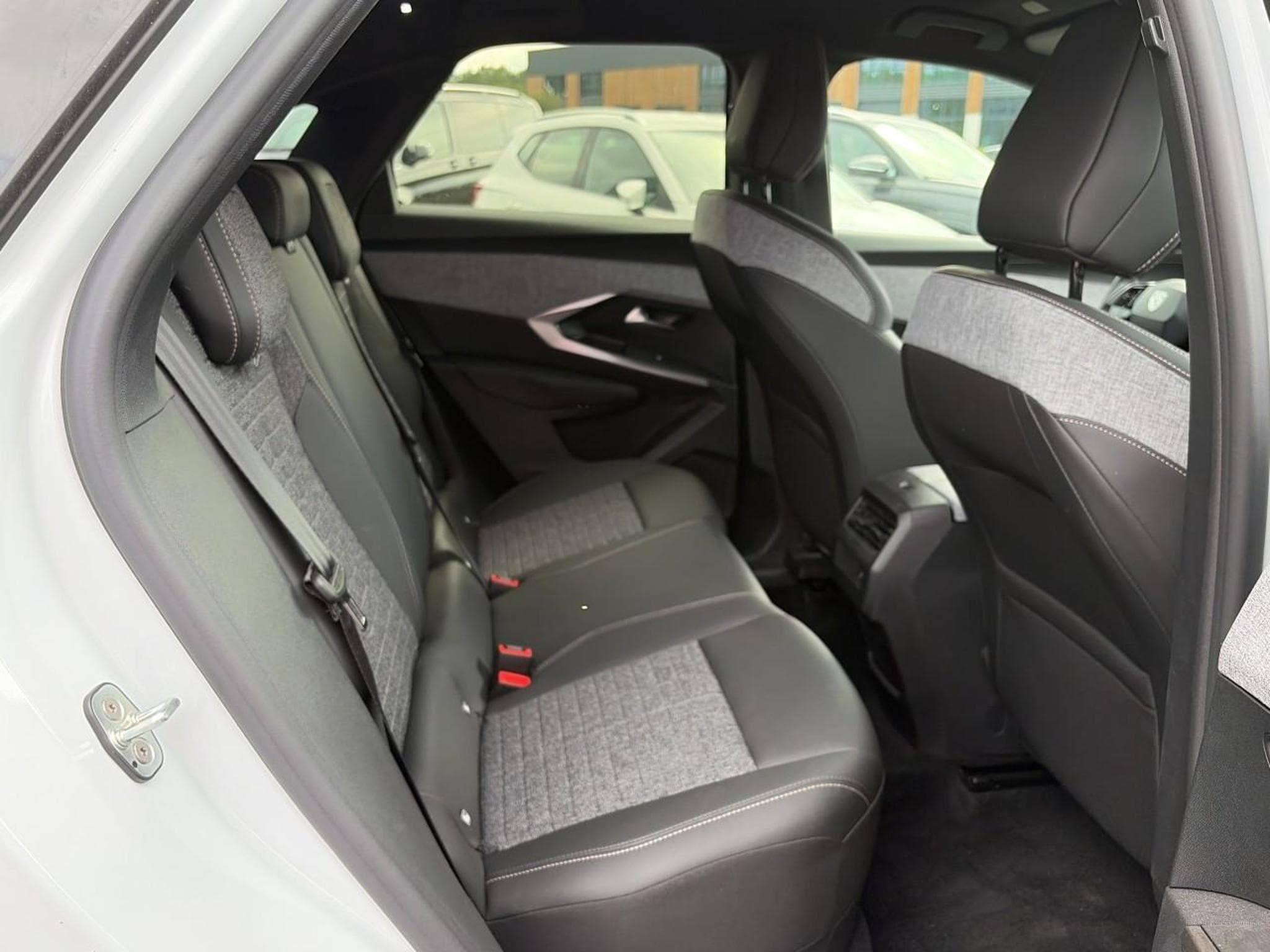 Peugeot 3008 1.2 HYBRID 145 ALLURE E-DCS6 (2025) - Photo 15