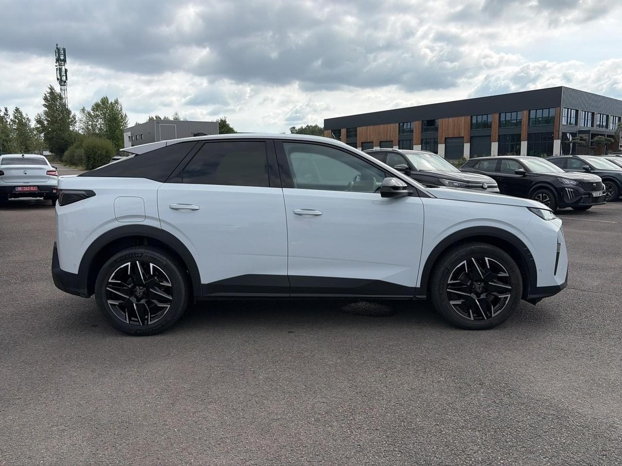 Peugeot 3008 1.2 HYBRID 145 ALLURE E-DCS6 (2025) - Photo 4