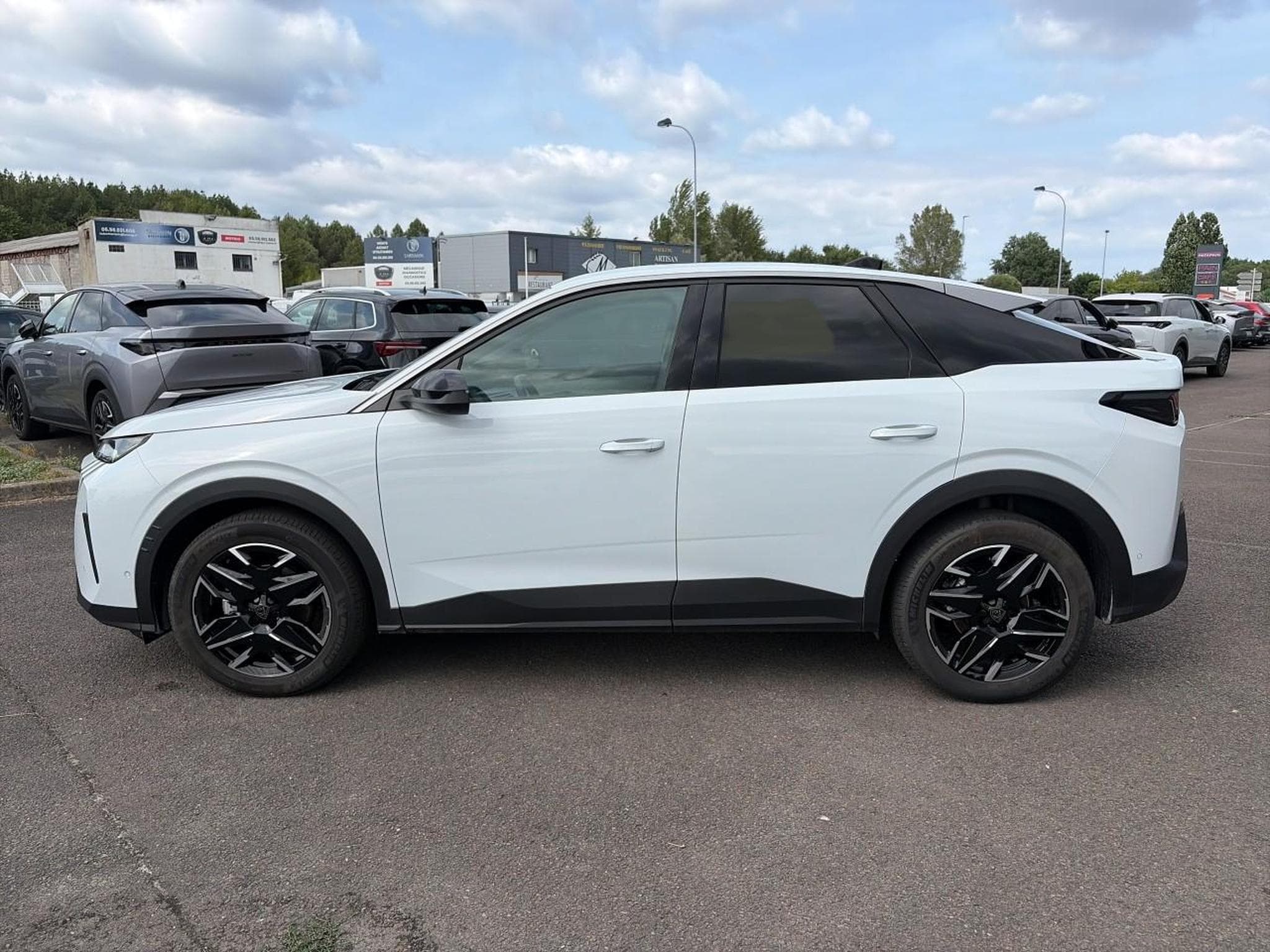 Peugeot 3008 1.2 HYBRID 145 ALLURE E-DCS6 (2025) - Photo 8