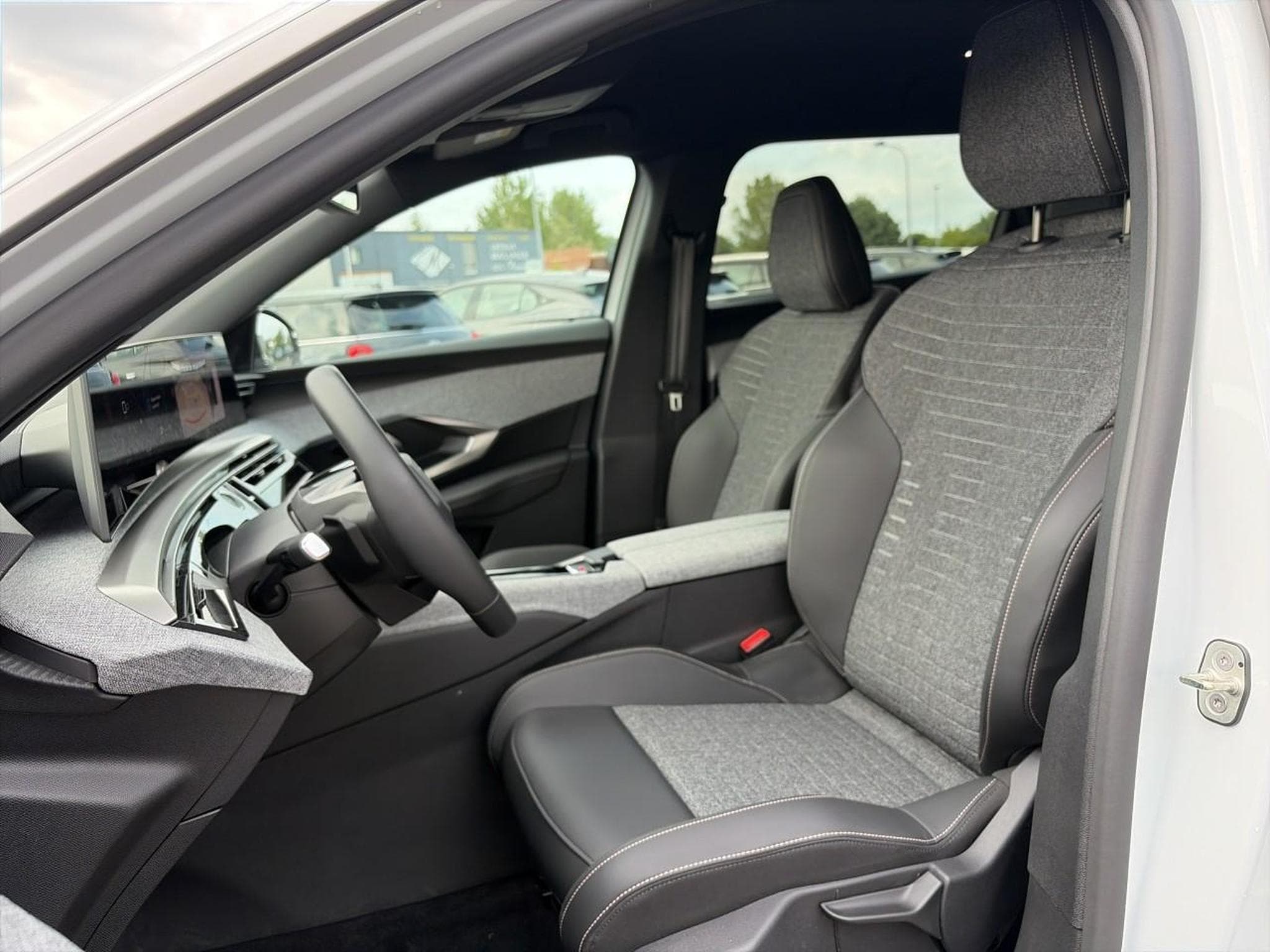 Peugeot 5008 HYBRID 145 ALLURE E-DCS6 (2025) - Photo 12