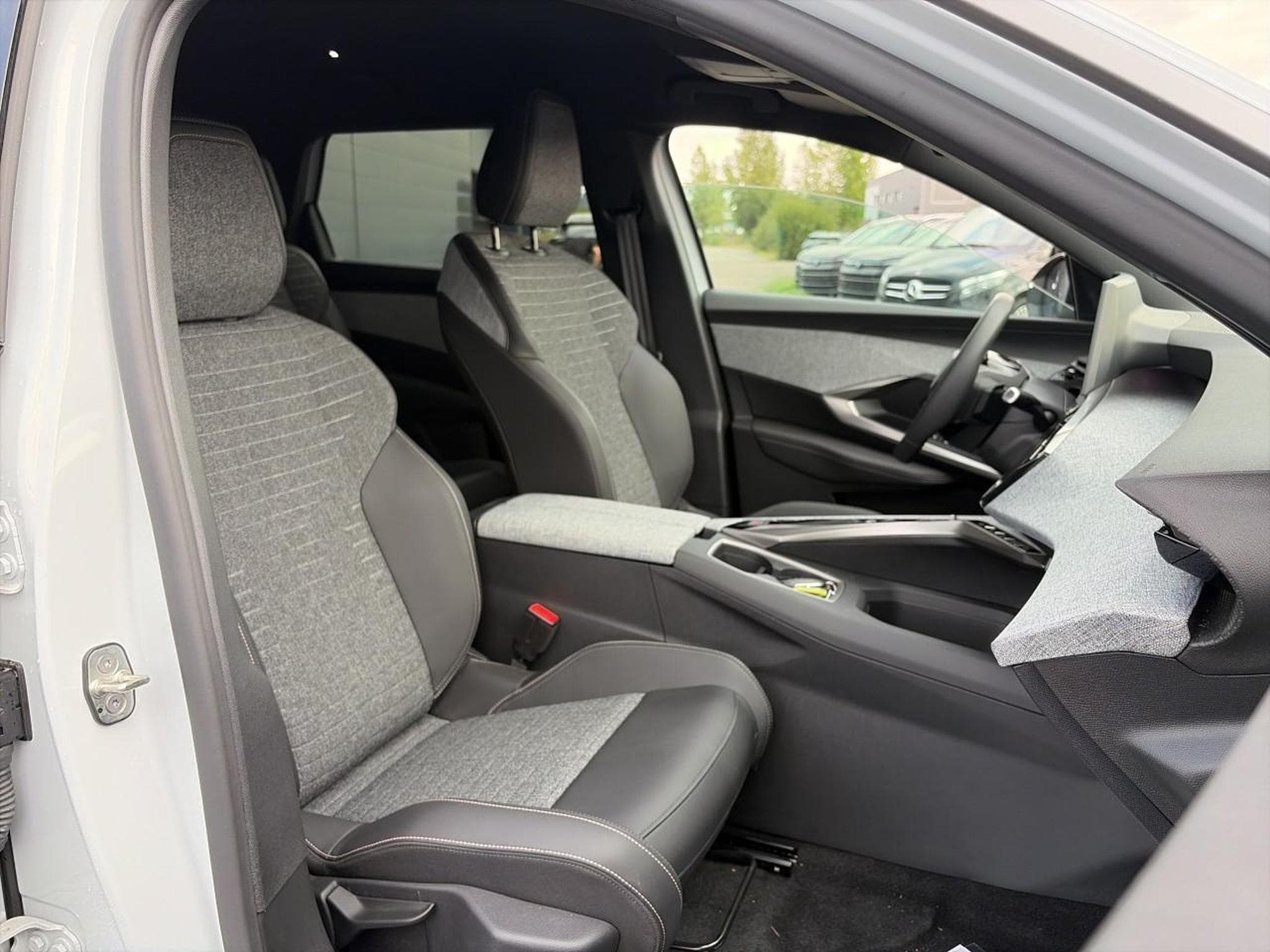 Peugeot 5008 HYBRID 145 ALLURE E-DCS6 (2025) - Photo 14