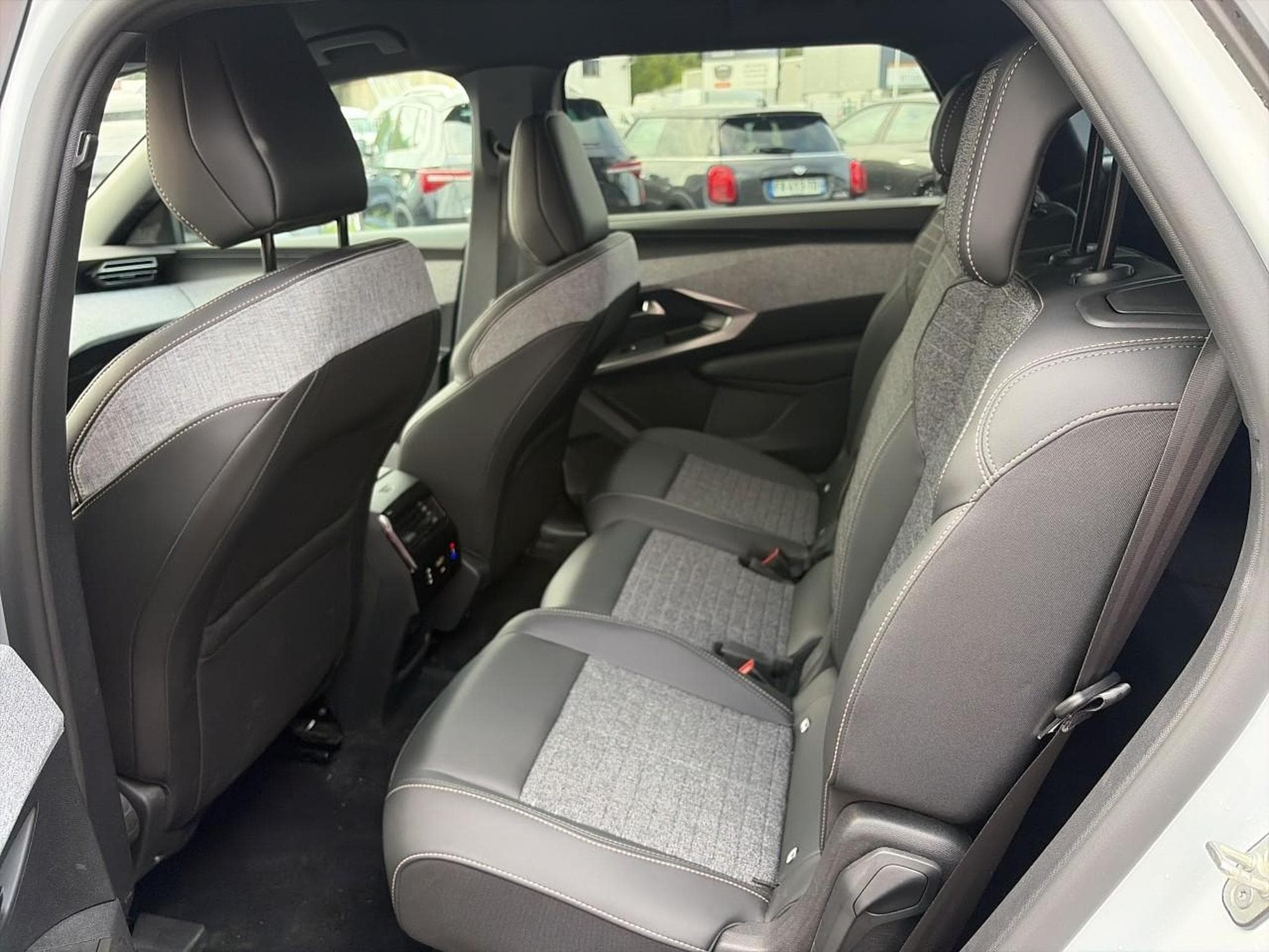 Peugeot 5008 HYBRID 145 ALLURE E-DCS6 (2025) - Photo 15