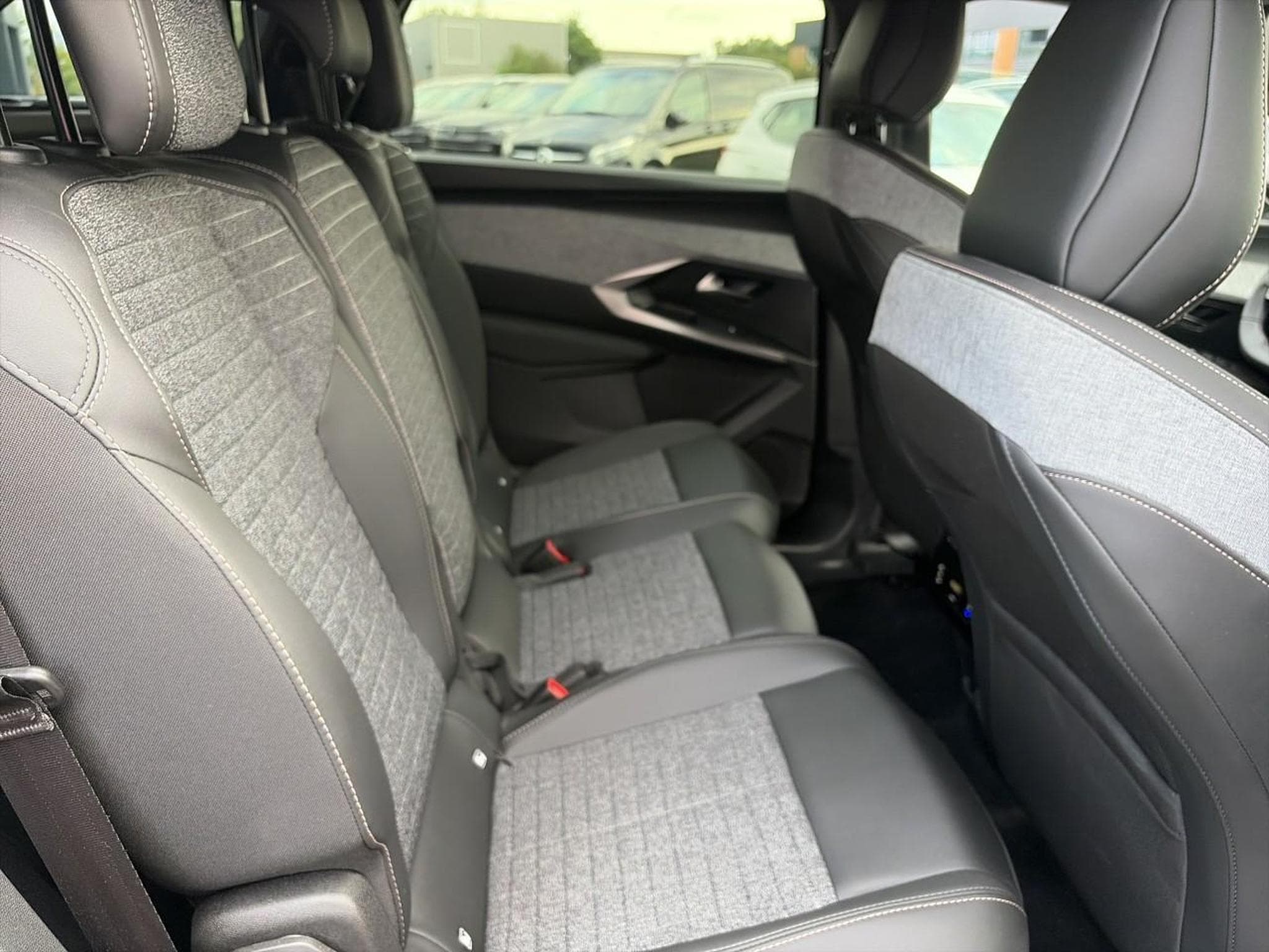 Peugeot 5008 HYBRID 145 ALLURE E-DCS6 (2025) - Photo 17