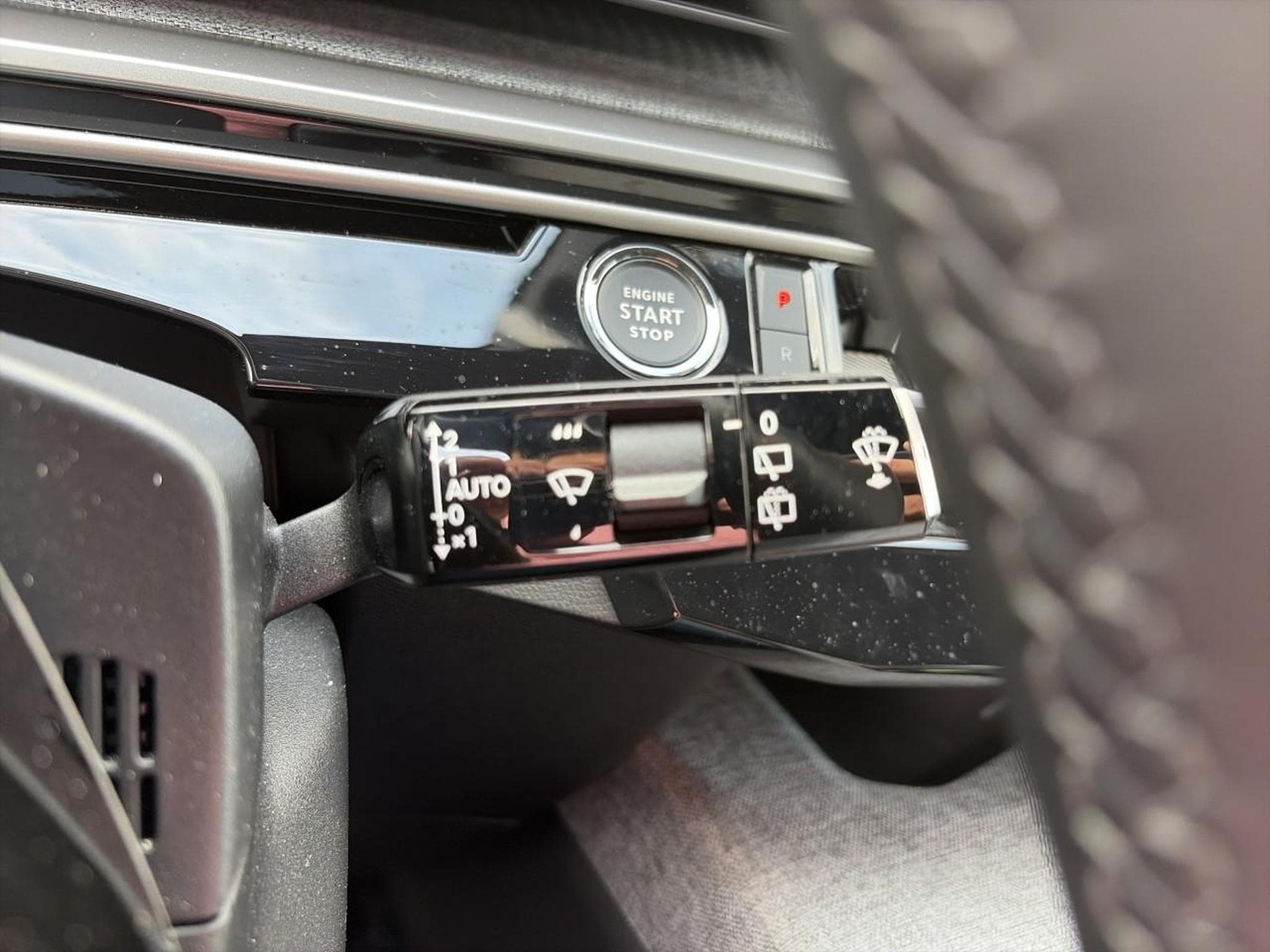 Peugeot 5008 HYBRID 145 ALLURE E-DCS6 (2025) - Photo 20