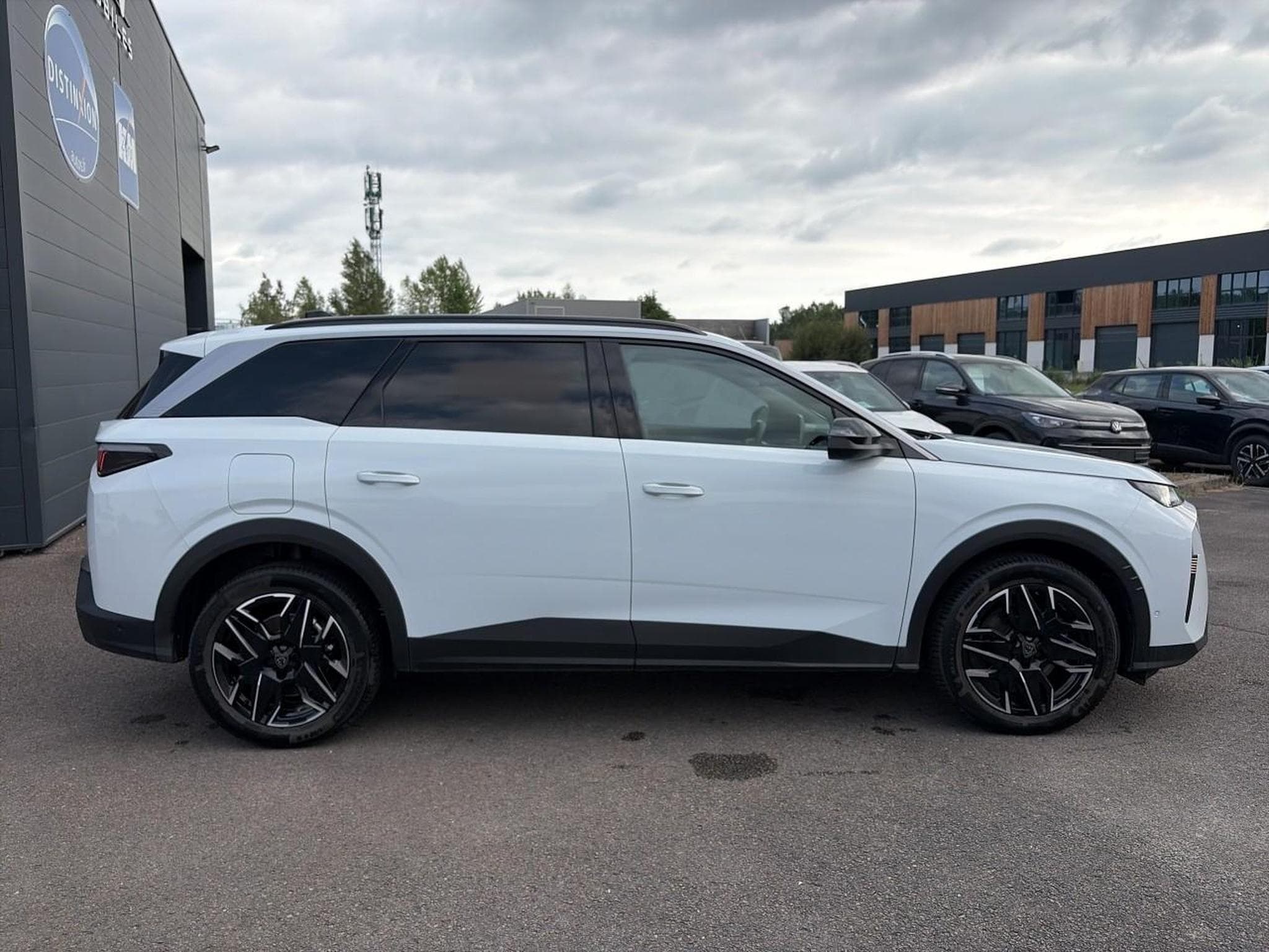 Peugeot 5008 HYBRID 145 ALLURE E-DCS6 (2025) - Photo 4