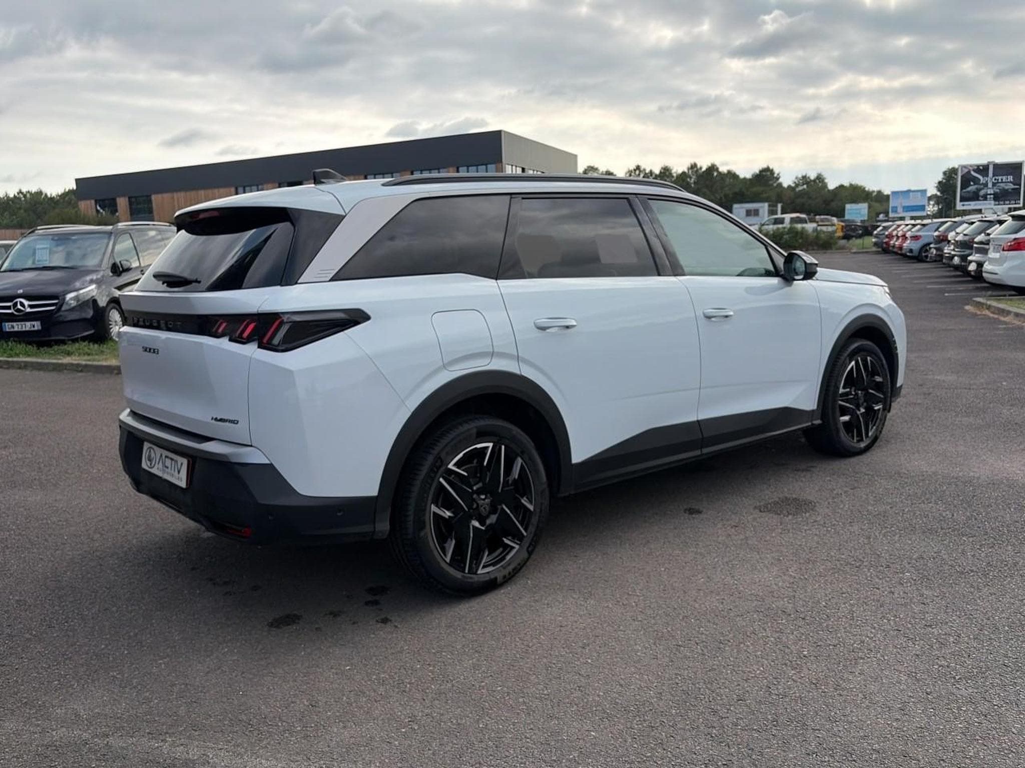 Peugeot 5008 HYBRID 145 ALLURE E-DCS6 (2025) - Photo 5