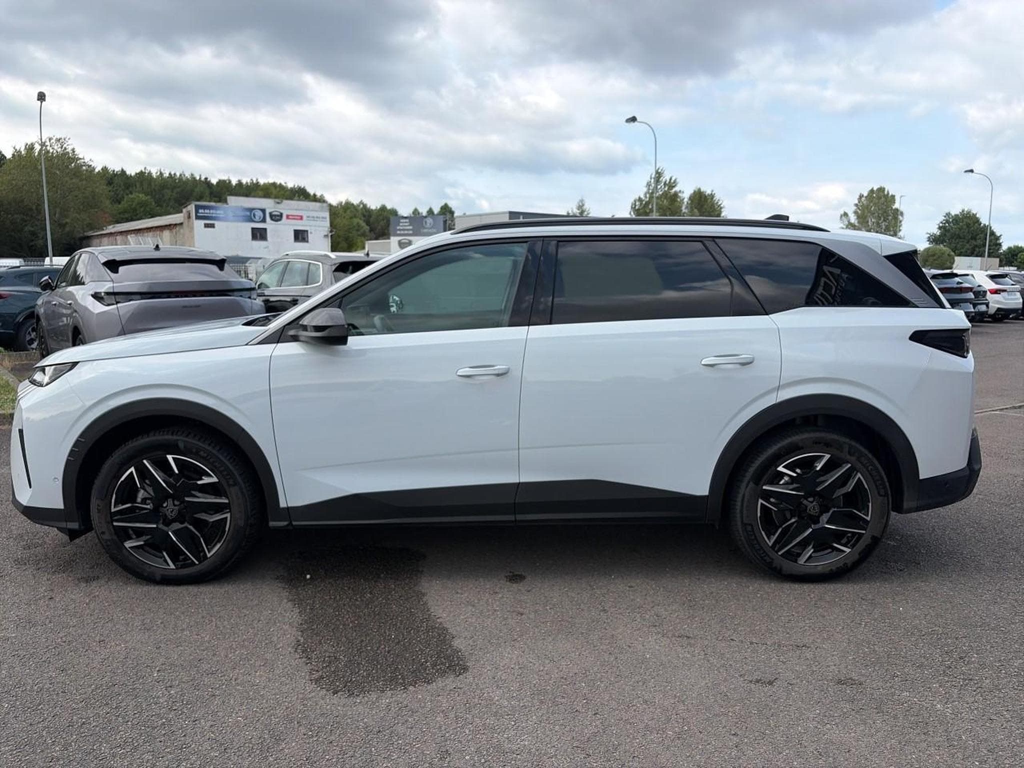 Peugeot 5008 HYBRID 145 ALLURE E-DCS6 (2025) - Photo 8