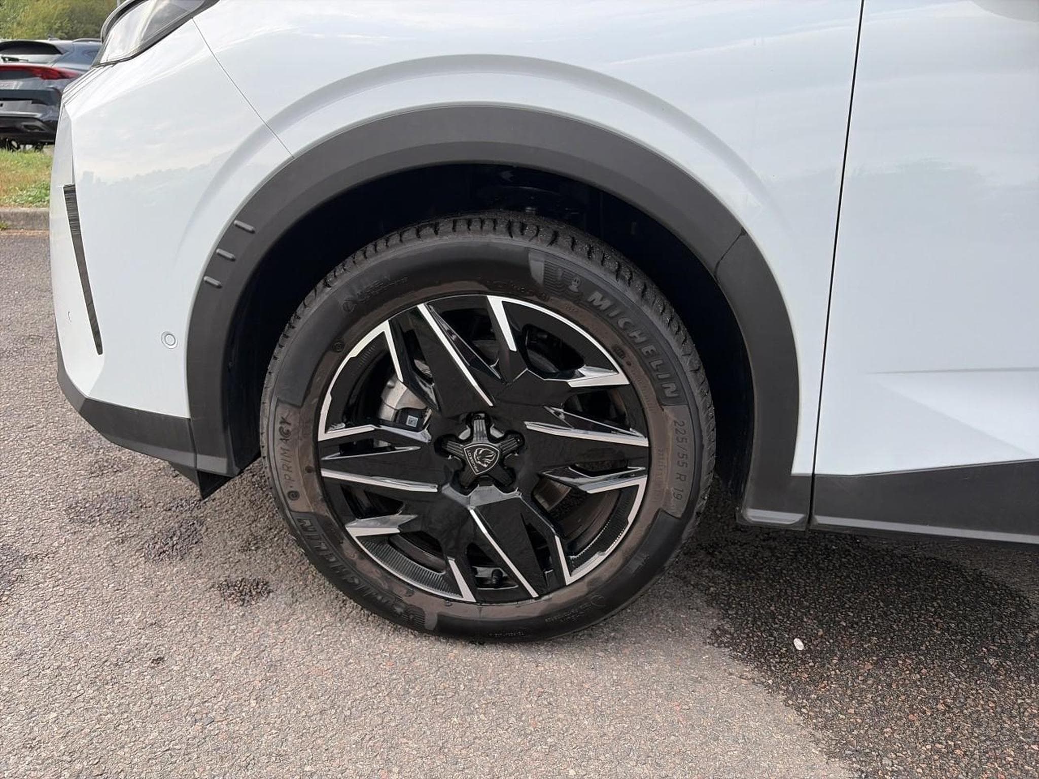 Peugeot 5008 HYBRID 145 ALLURE E-DCS6 (2025) - Photo 9