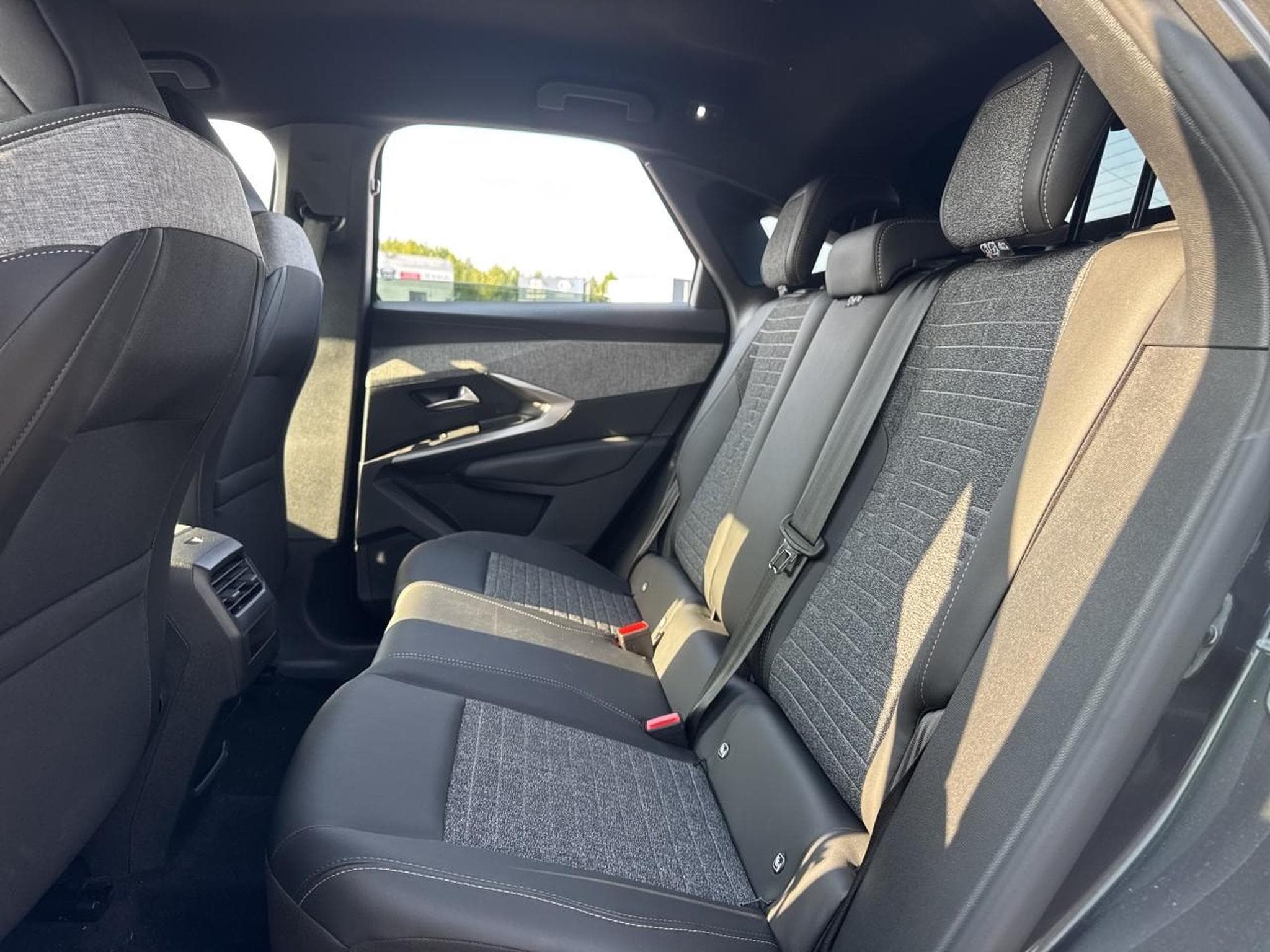 Peugeot 3008 1.2 HYBRID 145 ALLURE E-DCS6 (2025) - Photo 13
