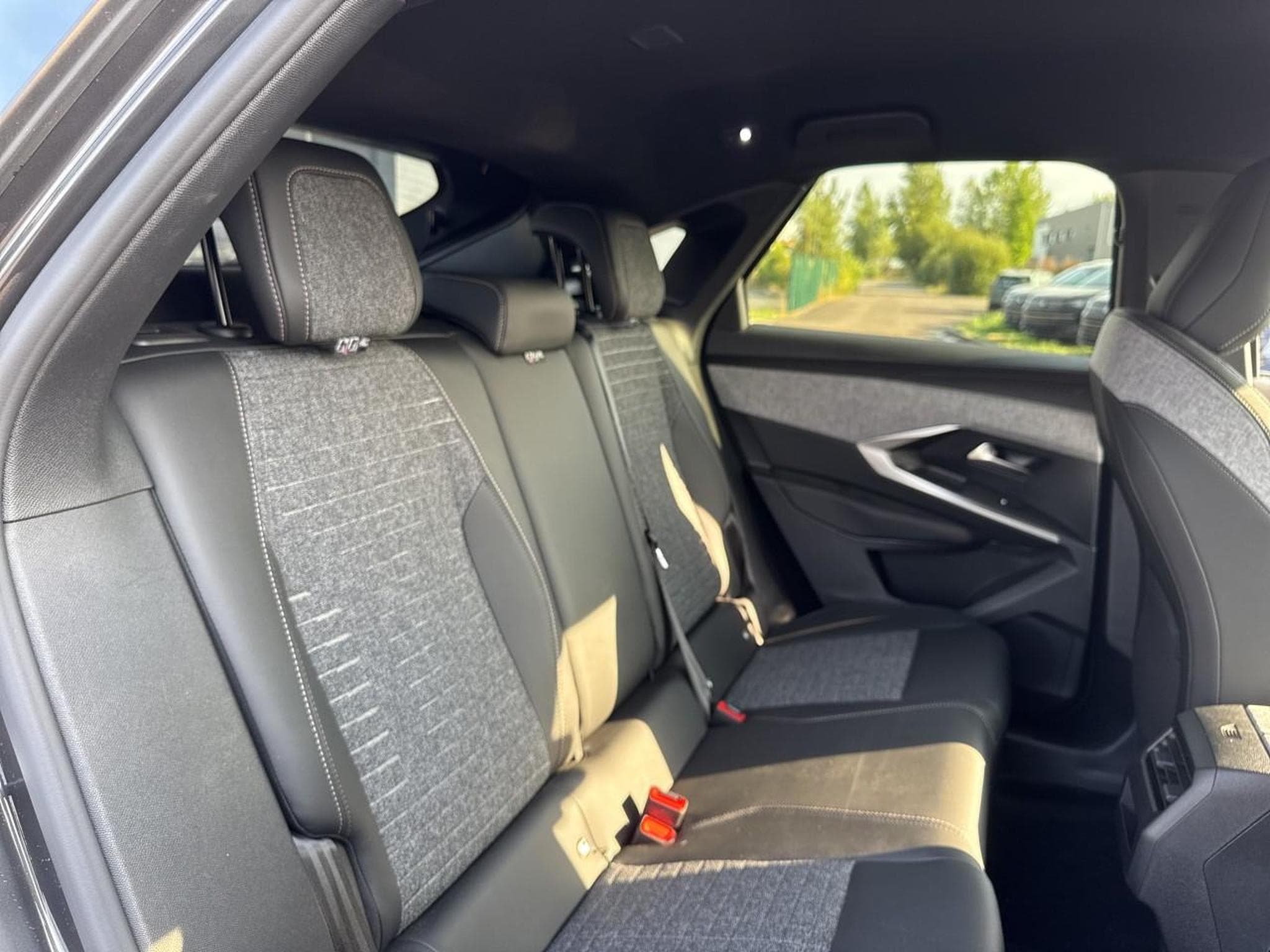 Peugeot 3008 1.2 HYBRID 145 ALLURE E-DCS6 (2025) - Photo 14