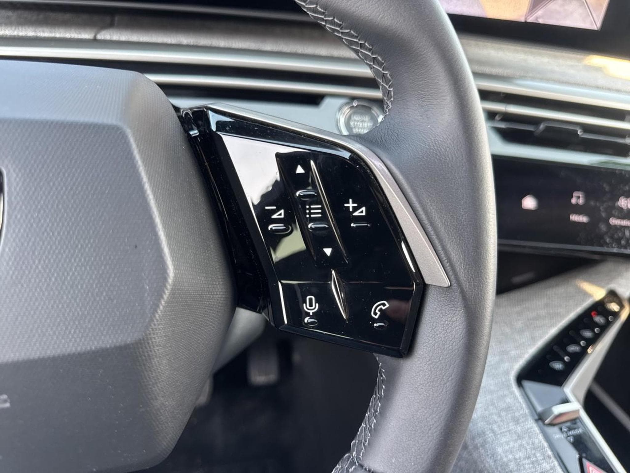 Peugeot 3008 1.2 HYBRID 145 ALLURE E-DCS6 (2025) - Photo 17