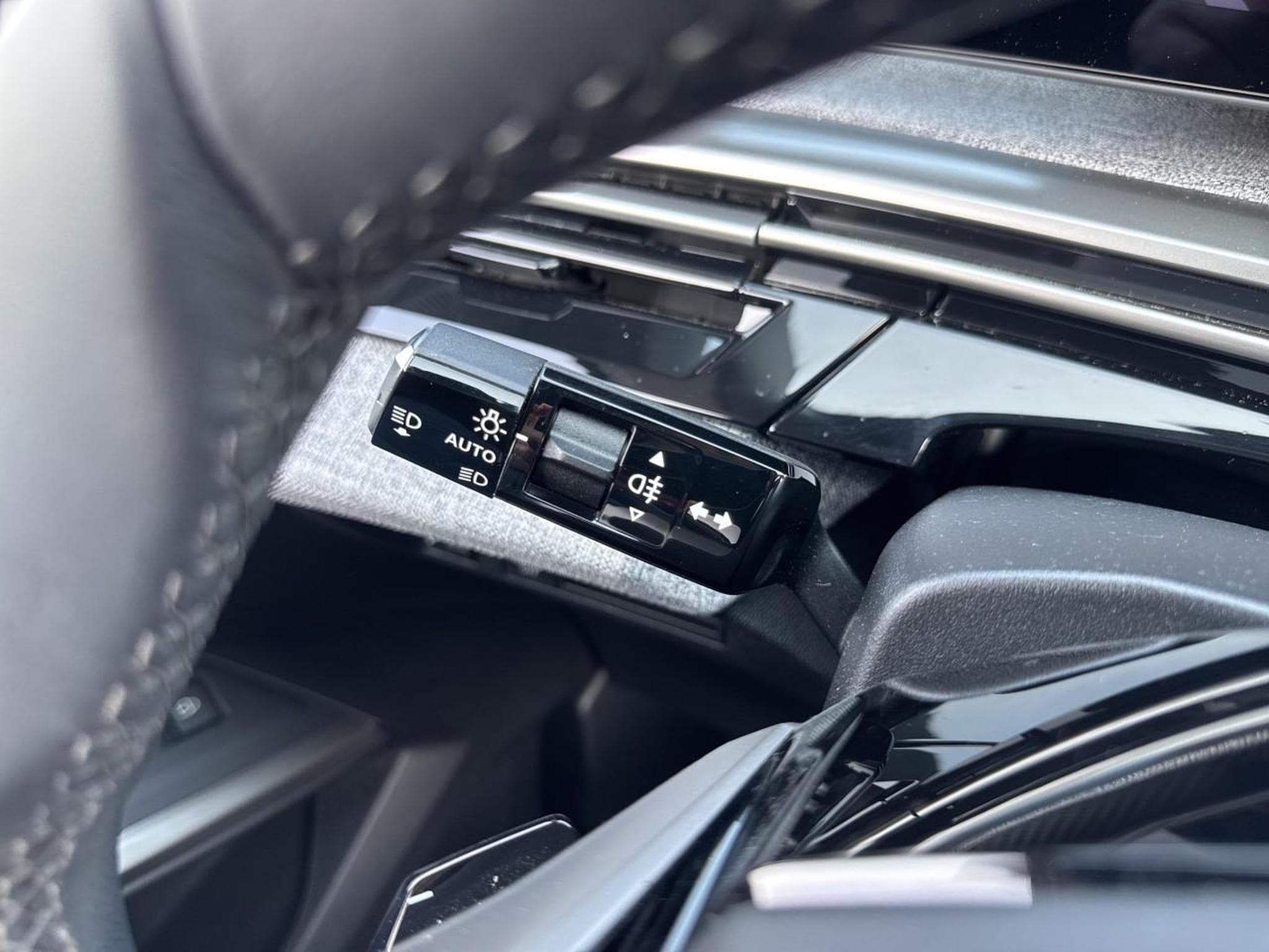 Peugeot 3008 1.2 HYBRID 145 ALLURE E-DCS6 (2025) - Photo 18