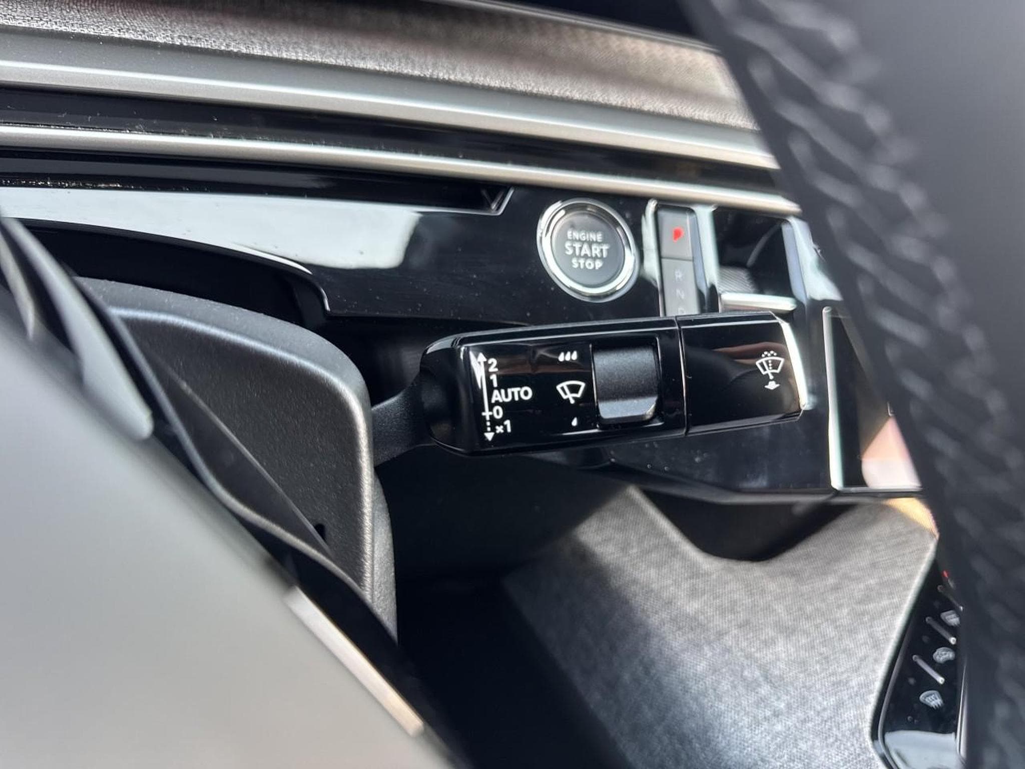 Peugeot 3008 1.2 HYBRID 145 ALLURE E-DCS6 (2025) - Photo 19