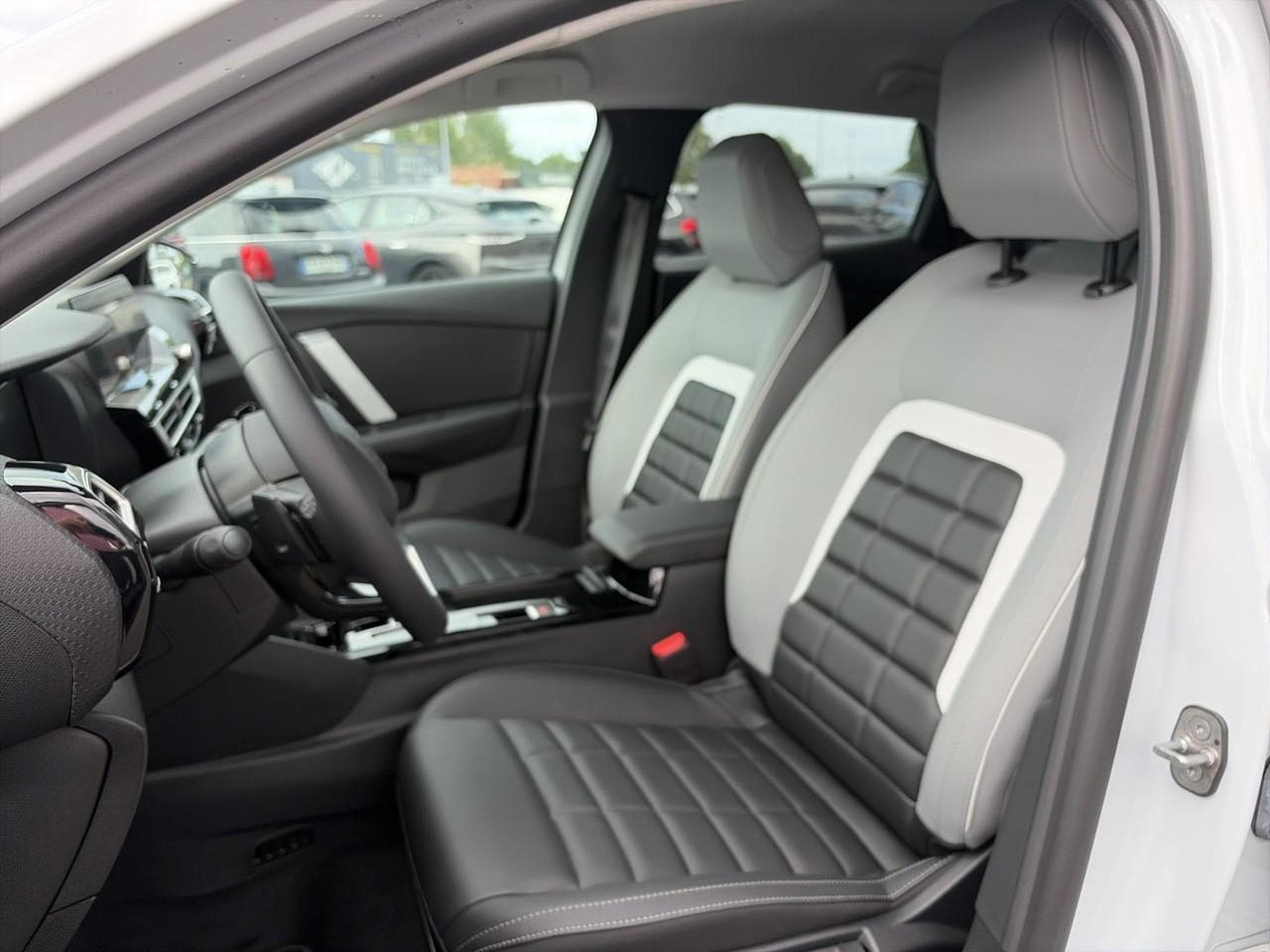 Citroen C4 X 1.2 HYBRIDE 145 MAX E-DCS6 (2025) - Photo 12