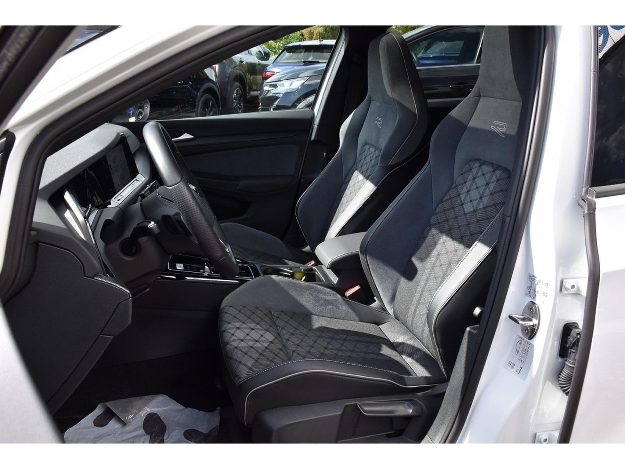 VW Golf 1.5 eTSI R-Line DSG TO ATT RMQ TRAVEL PARK CAM KEYLESS (2024) - Foto 6