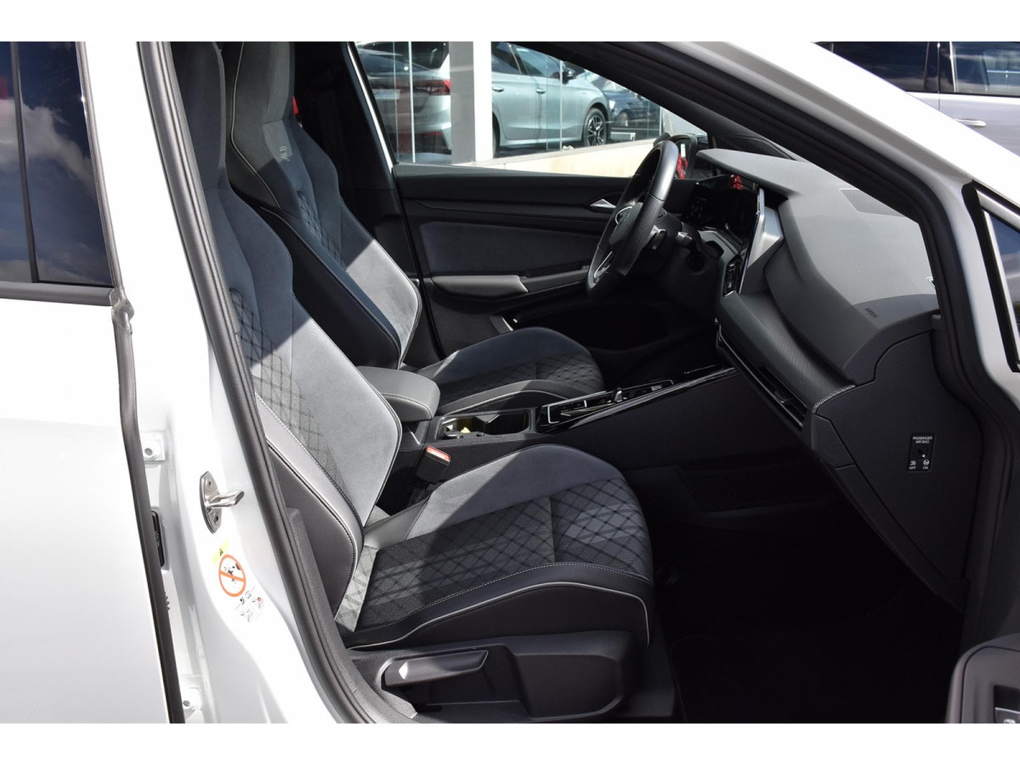 VW Golf 1.5 eTSI R-Line DSG TO ATT RMQ TRAVEL PARK CAM KEYLESS (2024) - Foto 7