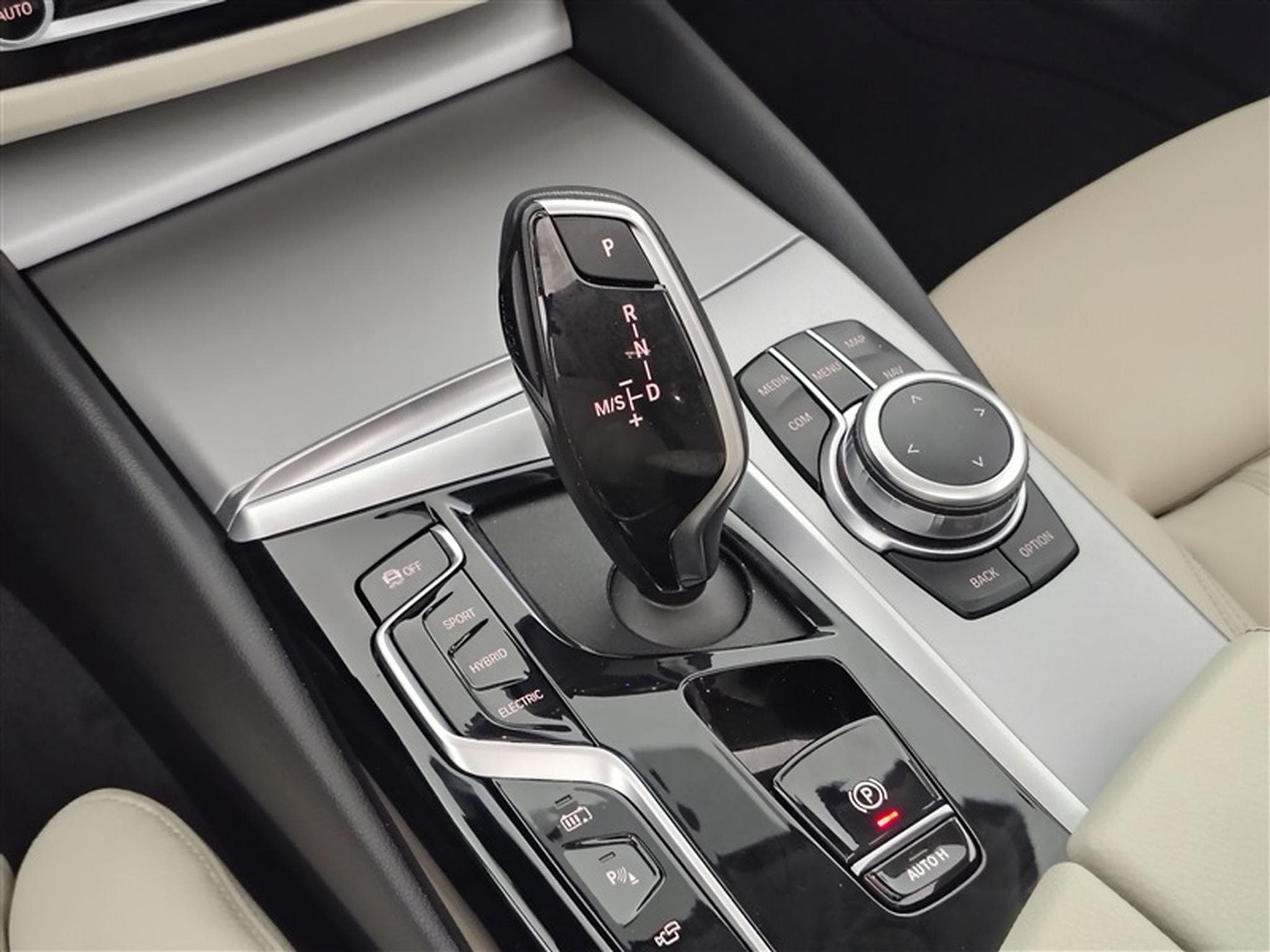 BMW 530 530e PHEV LUXURY NAVI / CUIR SPORT / FULL LED (2022) - Photo 12