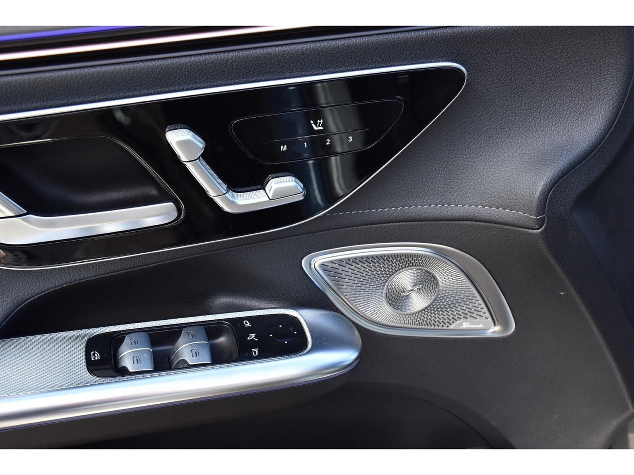 Mercedes EQE 300 AMG Line AIRMATIC DISTR CUIR MEMO PANO BURMESTER CAM360 (2025) - Foto 18