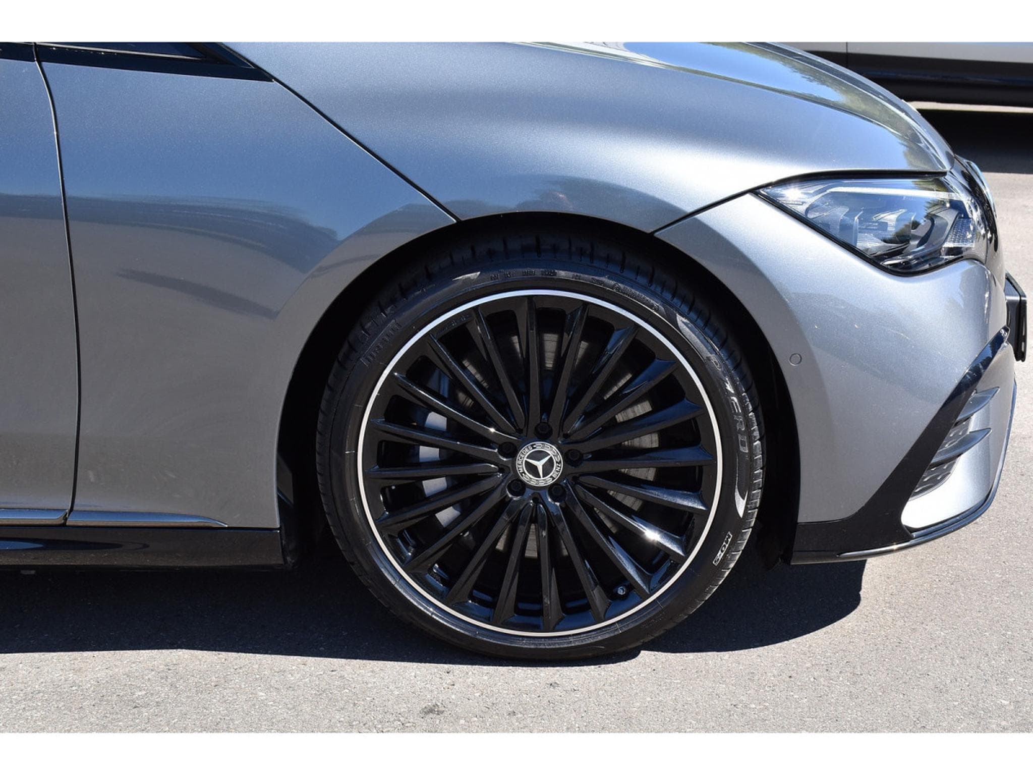Mercedes EQE 300 AMG Line AIRMATIC DISTR CUIR MEMO PANO BURMESTER CAM360 (2025) - Foto 4