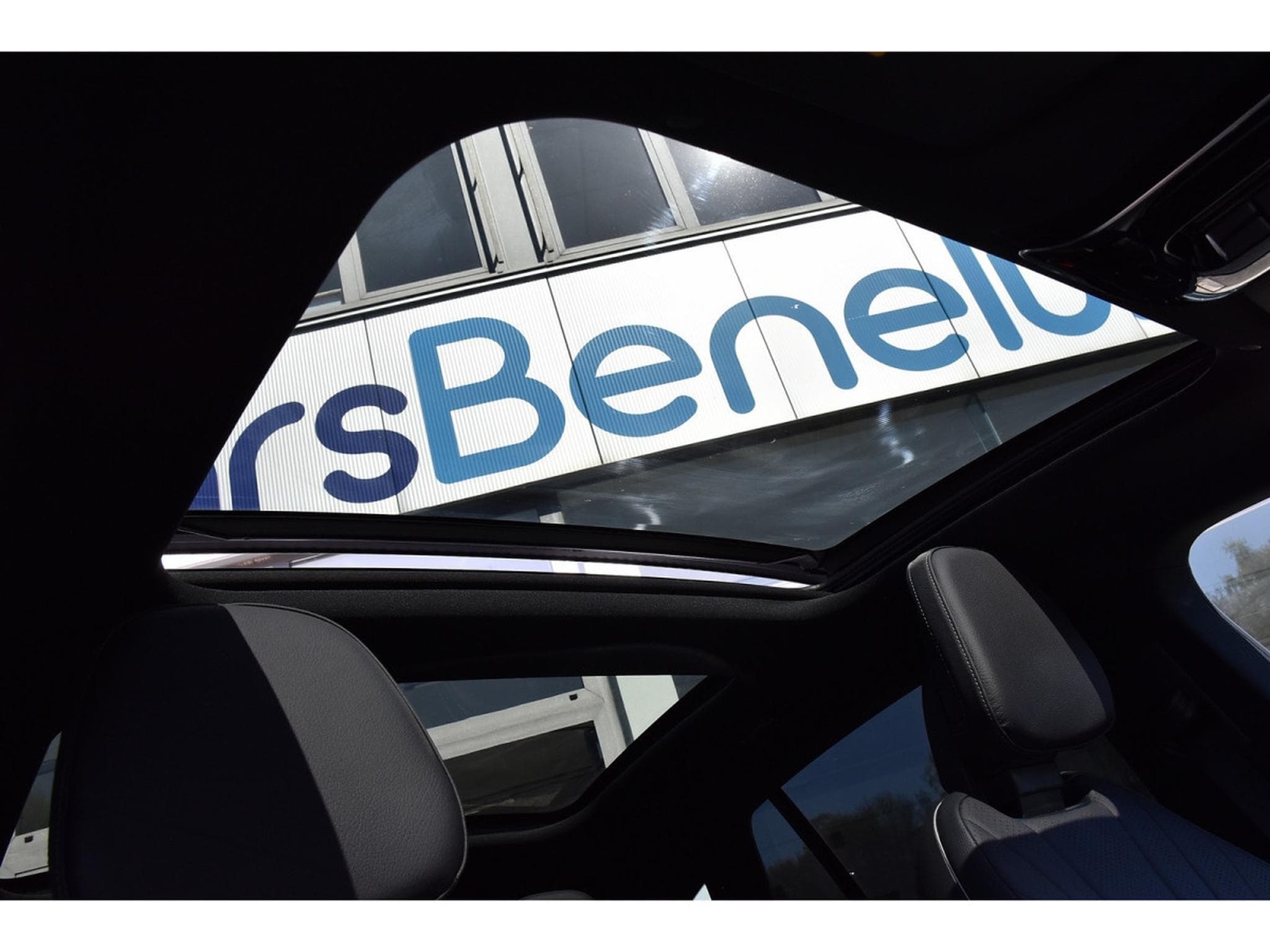 Mercedes EQE 300 AMG Line AIRMATIC DISTR CUIR MEMO PANO BURMESTER CAM360 (2025) - Foto 8