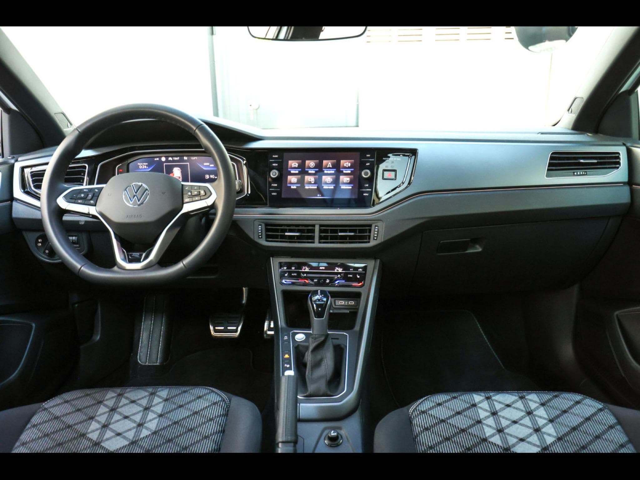 VW Taigo 1.5 TSI 150 DSG R-LINE - PACK IQ.DRIVE - PURE WHITE (2023) - Photo 13