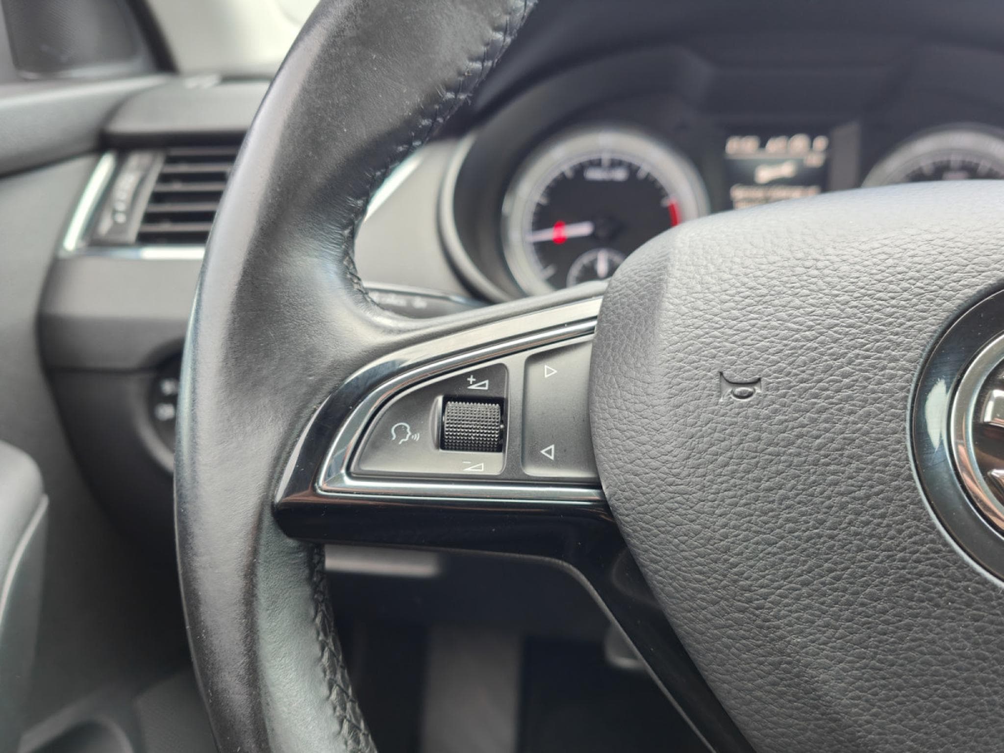 Skoda Octavia OCTAVIA COMBI 1.0 TSI DSG CARPLAY GPS BLUETOOTH RADAR AV/ARR (2018) - Photo 17