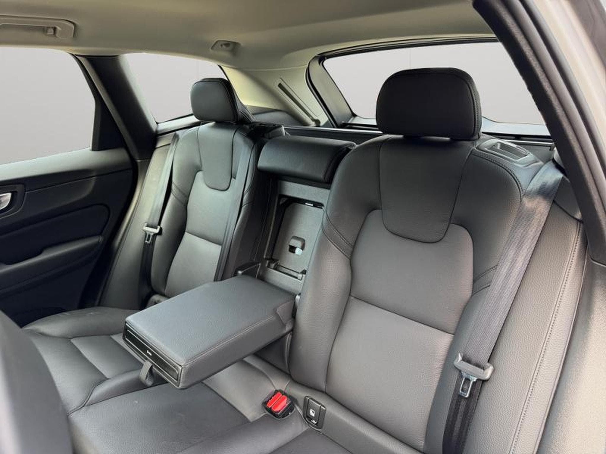 Volvo XC60 B5 Core AWD / Essence (2025) - Photo 13