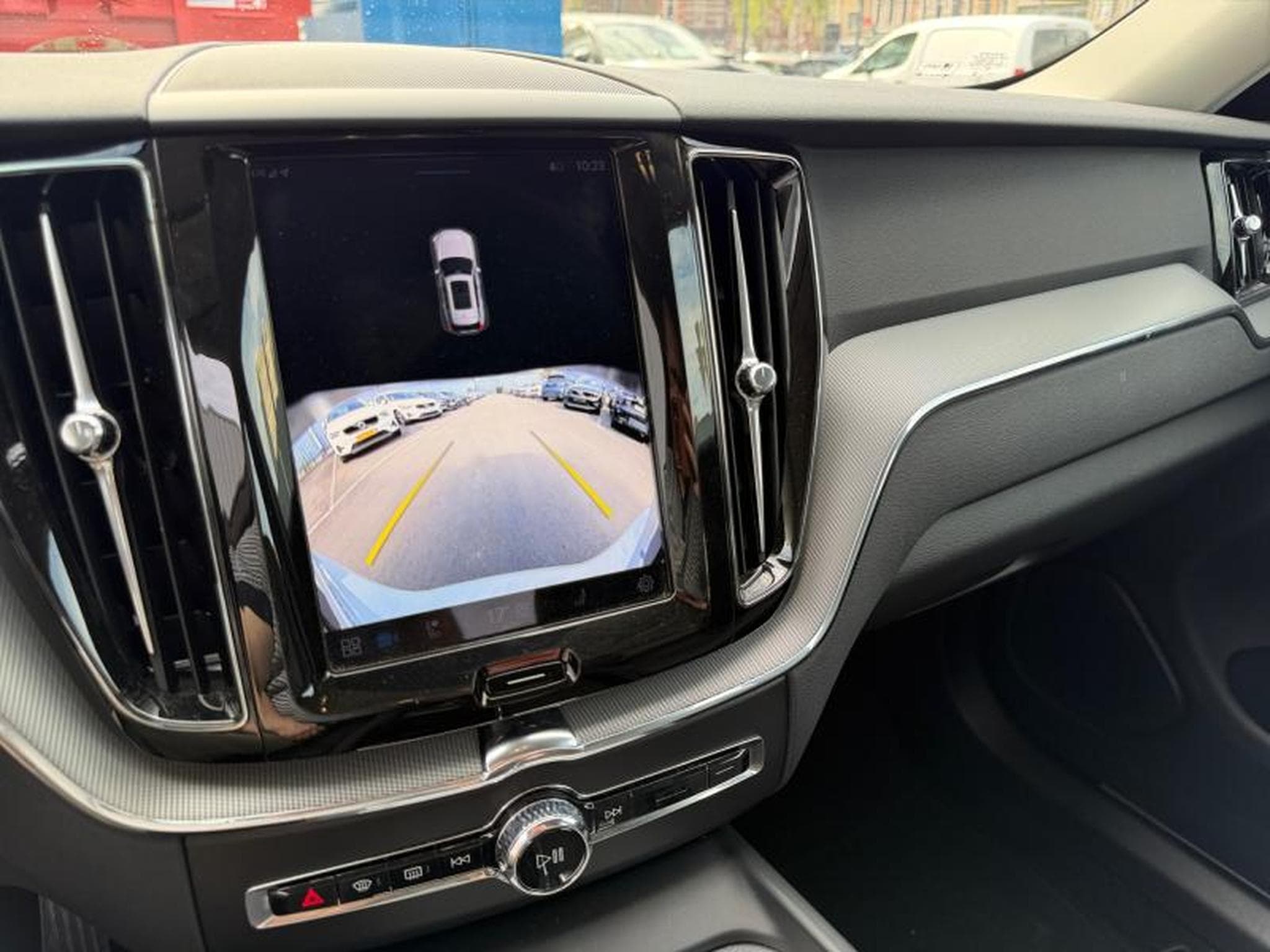 Volvo XC60 B5 Core AWD / Essence (2025) - Photo 16
