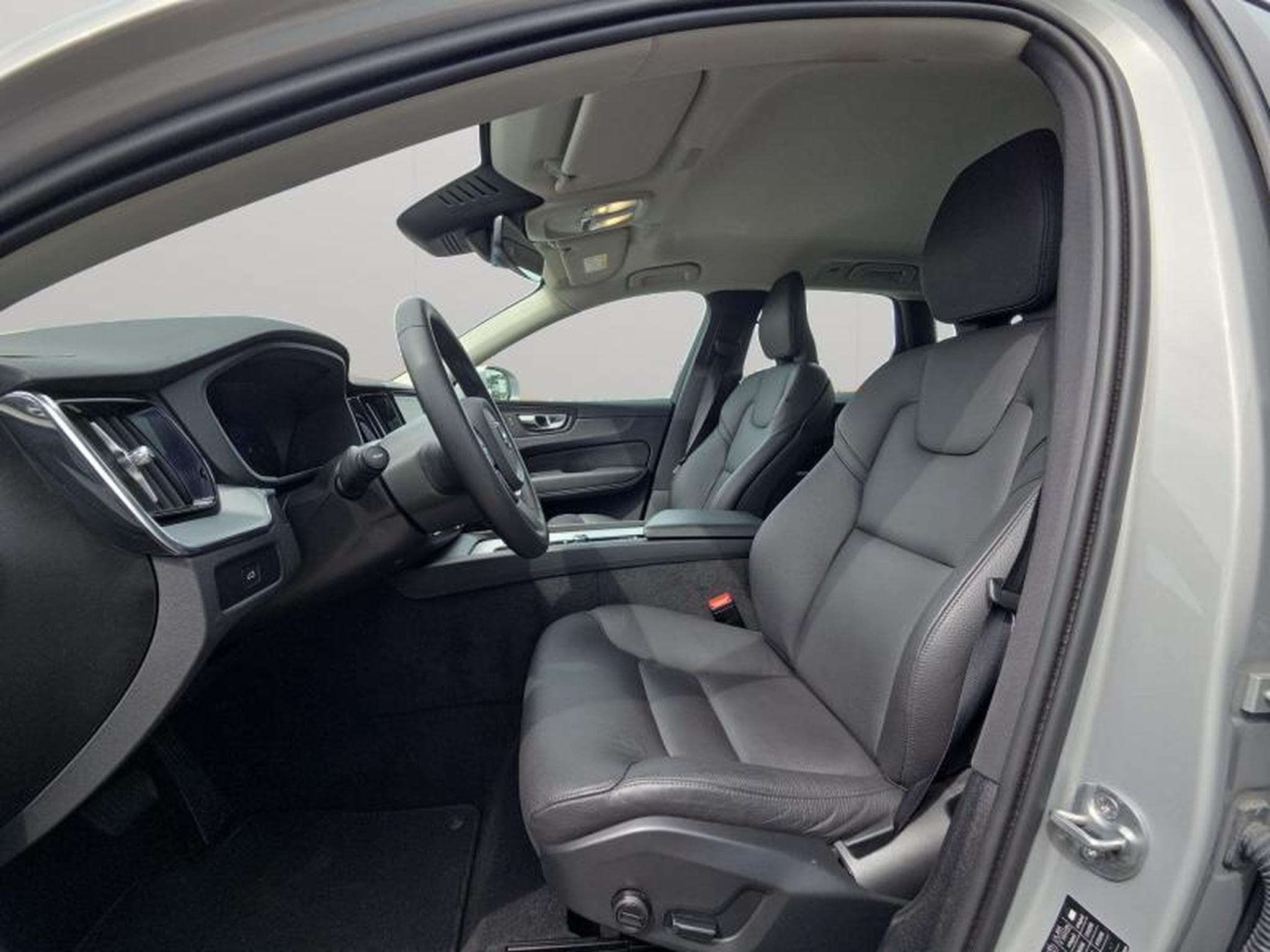 Volvo XC60 B5 Core AWD / Essence (2025) - Photo 29