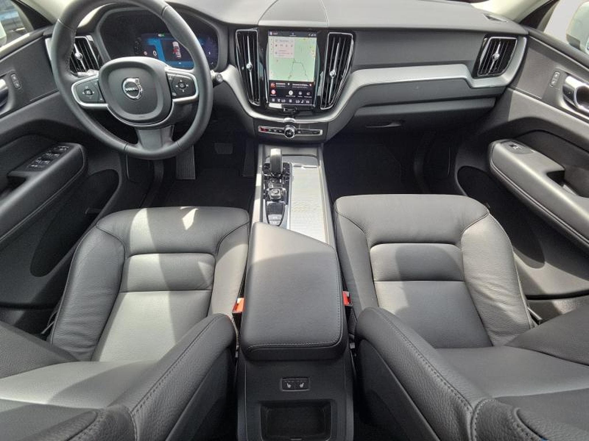 Volvo XC60 B5 Core AWD / Essence (2025) - Photo 30