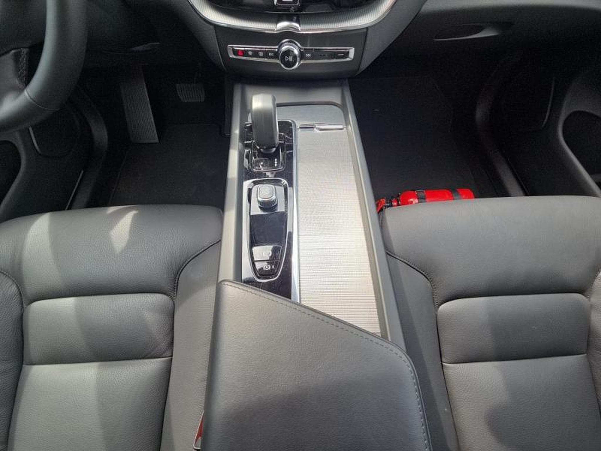 Volvo XC60 B5 Core AWD / Essence (2025) - Photo 31