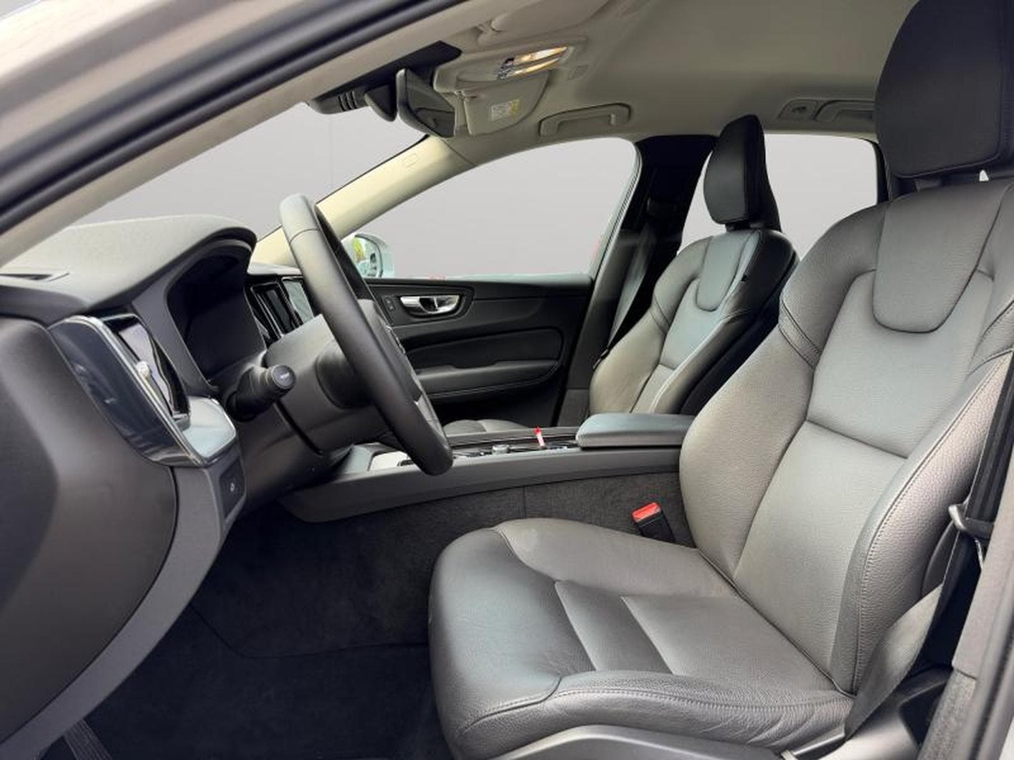 Volvo XC60 B5 Core AWD / Essence (2025) - Photo 9