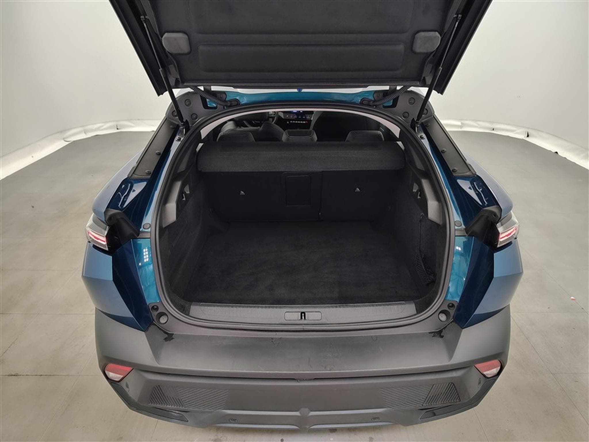 Peugeot 408 1.2 Hybrid 136cv e-DCS6 Allure NAVI / FULL LED / CAMERA 360 (2025) - Photo 13