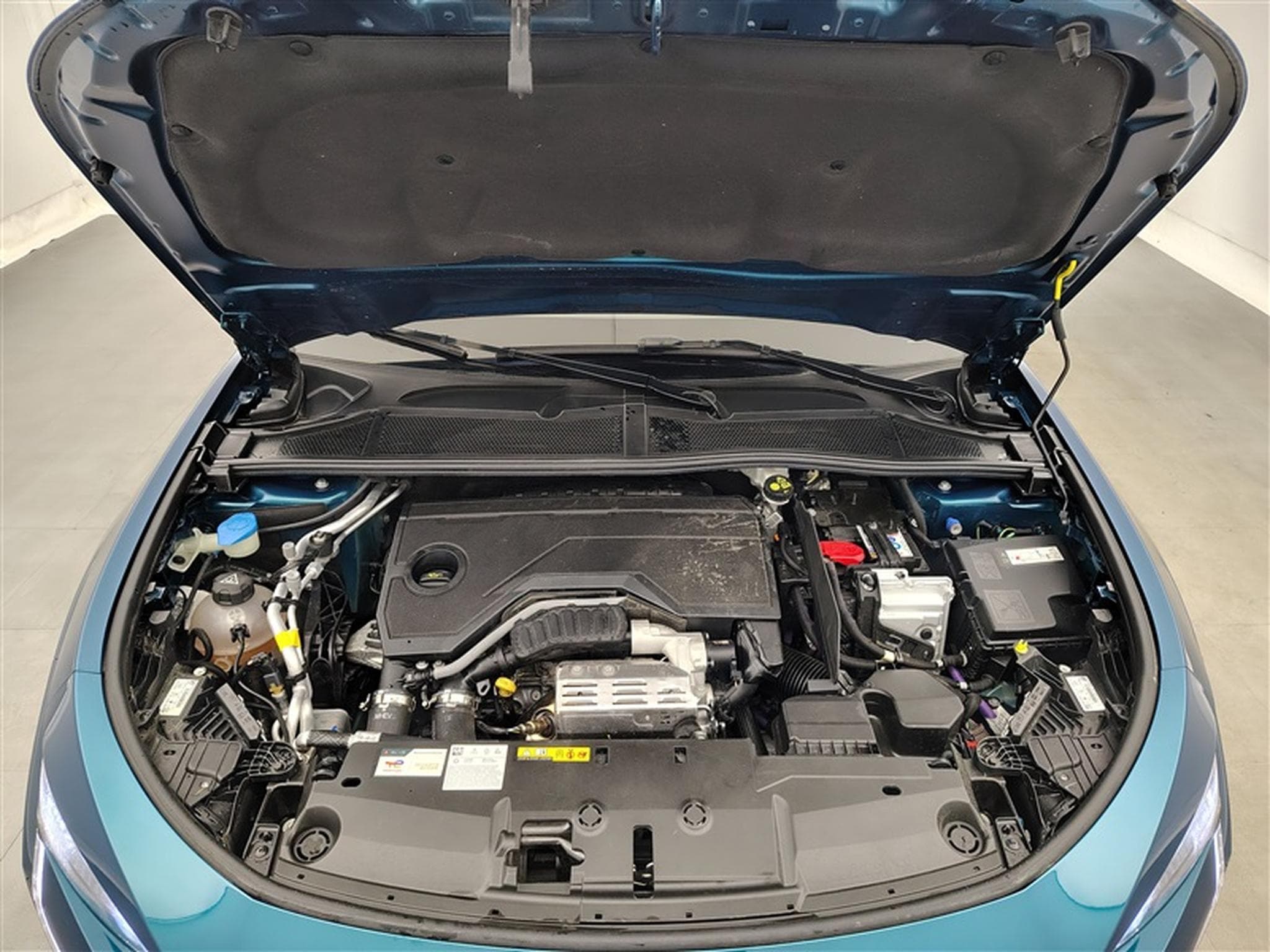 Peugeot 408 1.2 Hybrid 136cv e-DCS6 Allure NAVI / FULL LED / CAMERA 360 (2025) - Photo 18