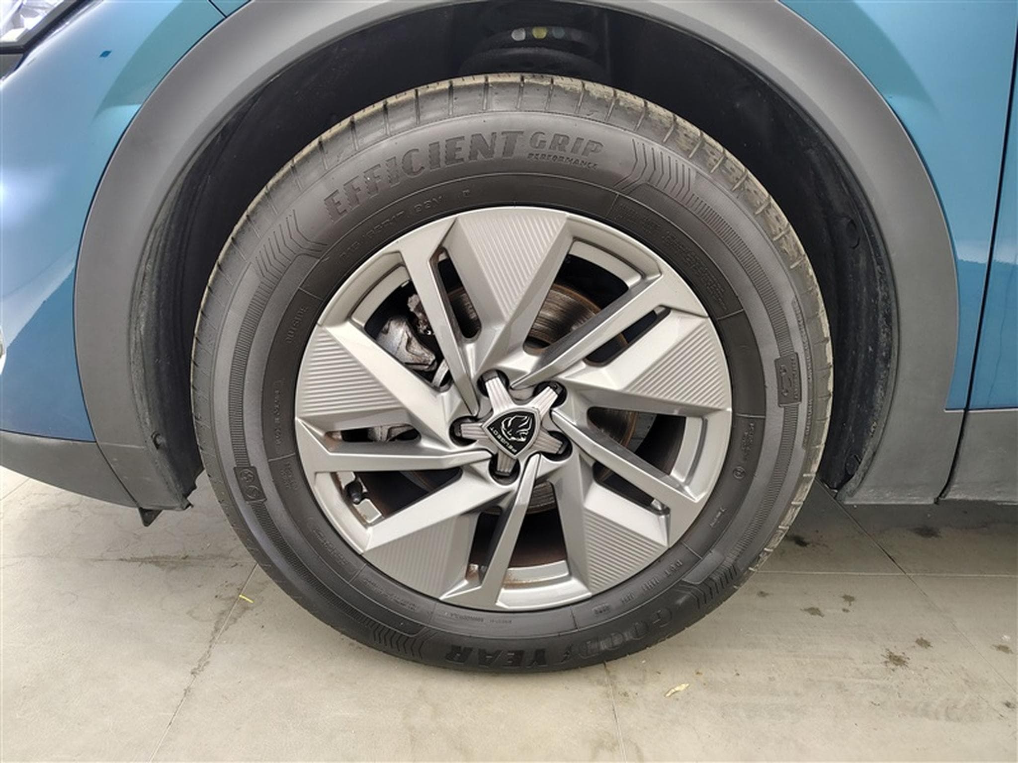 Peugeot 408 1.2 Hybrid 136cv e-DCS6 Allure NAVI / FULL LED / CAMERA 360 (2025) - Photo 5