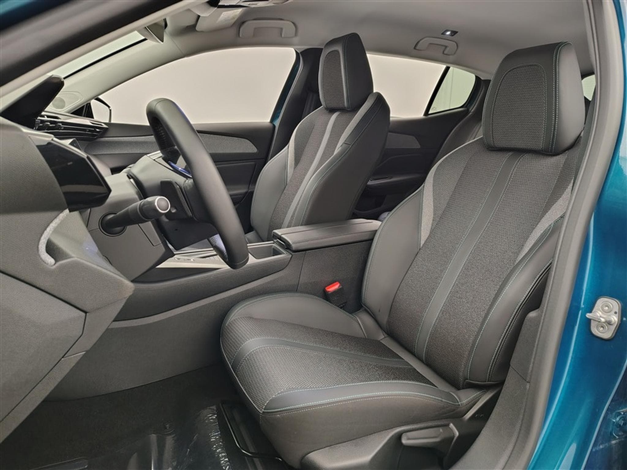 Peugeot 408 1.2 Hybrid 136cv e-DCS6 Allure NAVI / FULL LED / CAMERA 360 (2025) - Photo 6