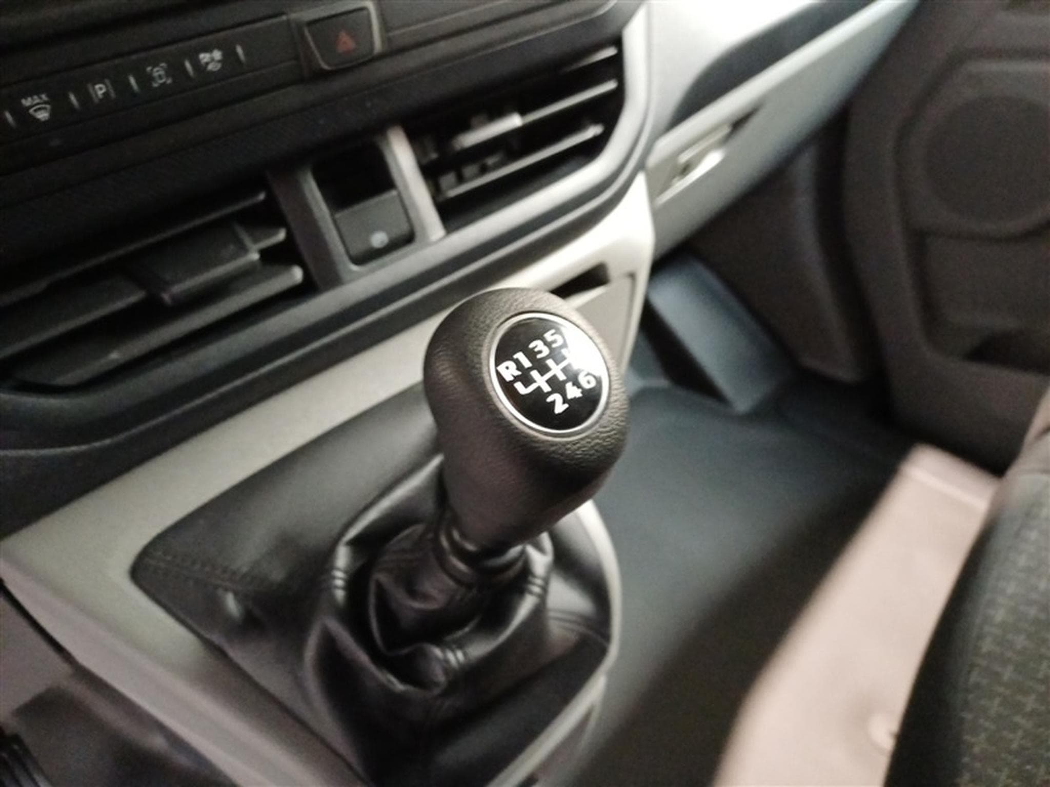 Ford Transit 2.0 TDCi L2H1 CarPlay/CAM/NAVI (2025) - Photo 13