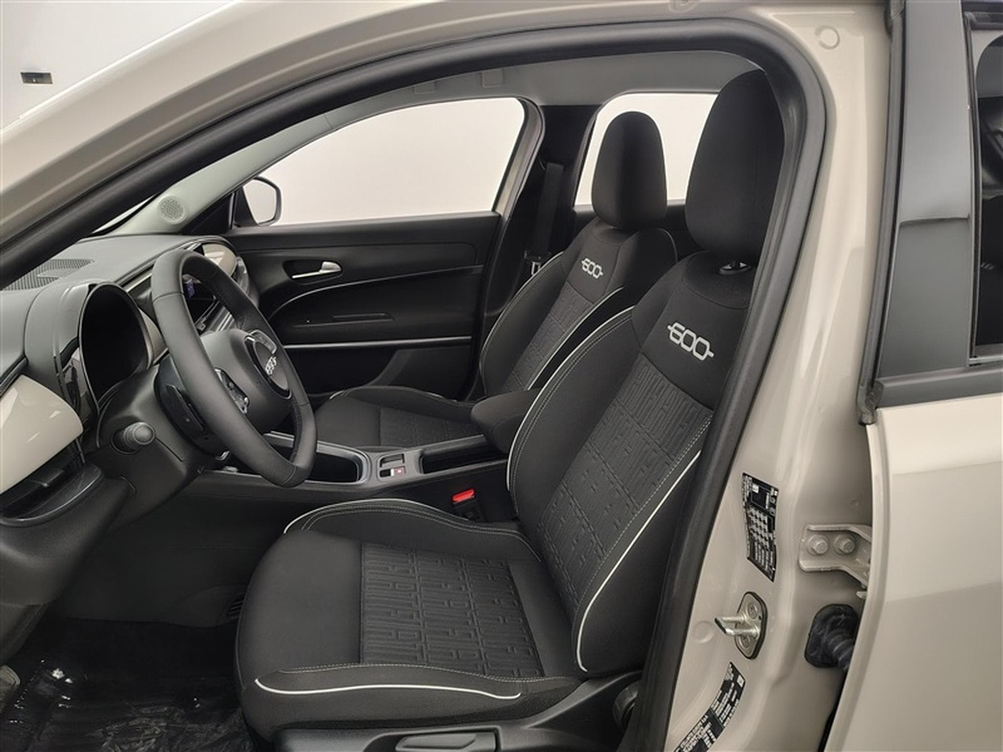 Fiat 600 1.2 Hybrid 136cv DCT Icone NAVI / FULL LED / KEYLESS / CAM (2025) - Photo 7