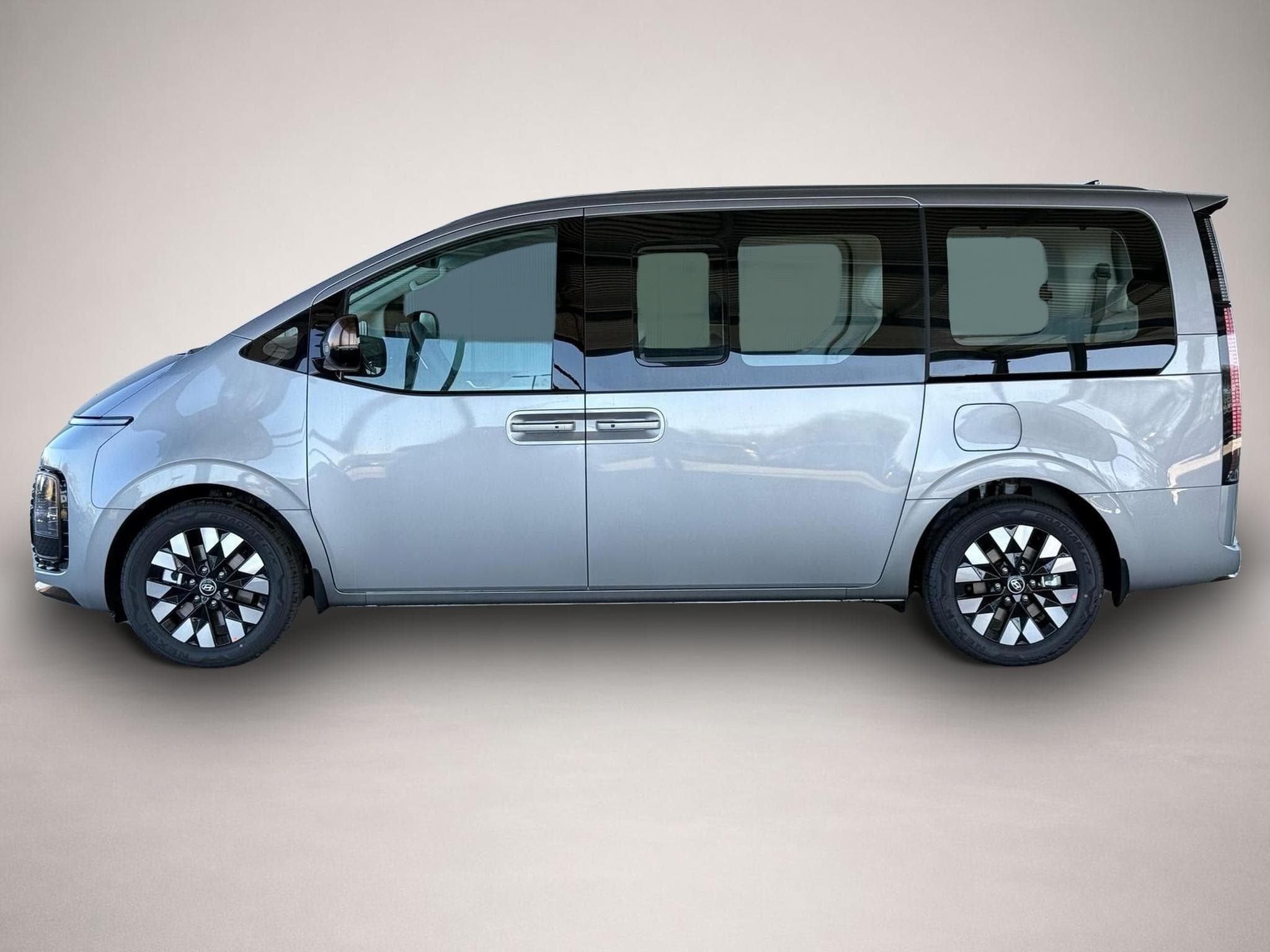 Hyundai Staria (2025) - Photo 2