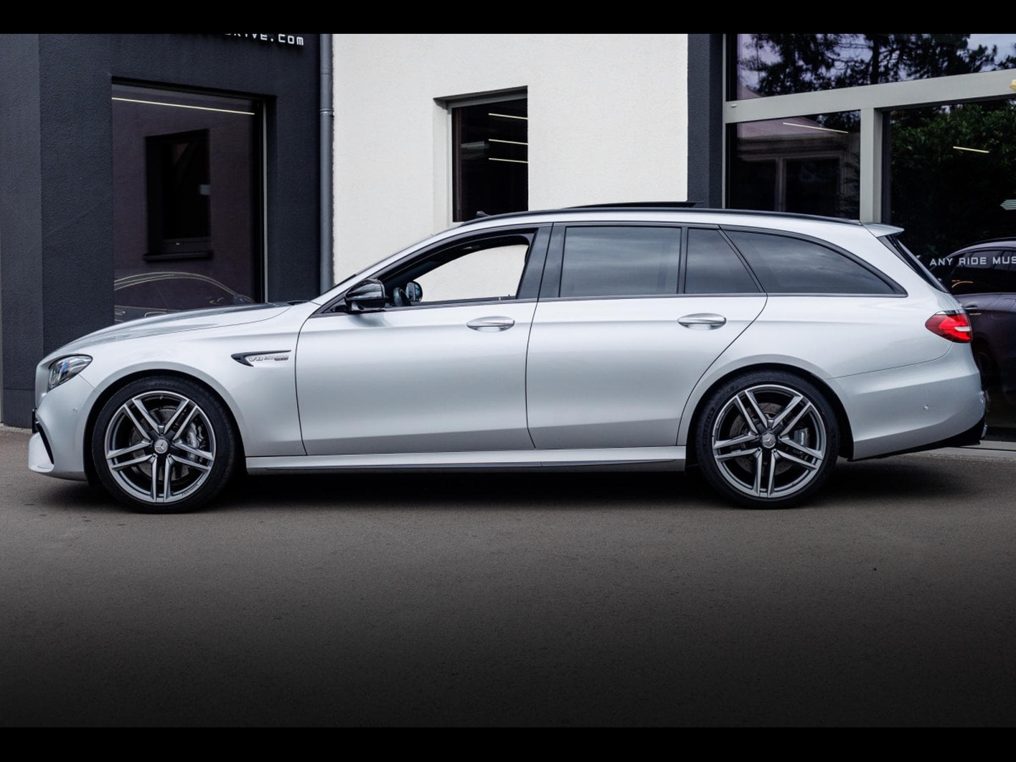 Mercedes E 63 AMG T-MODELL 4MATIC+ - NIGHT PACKAGE (2019) - Foto 2