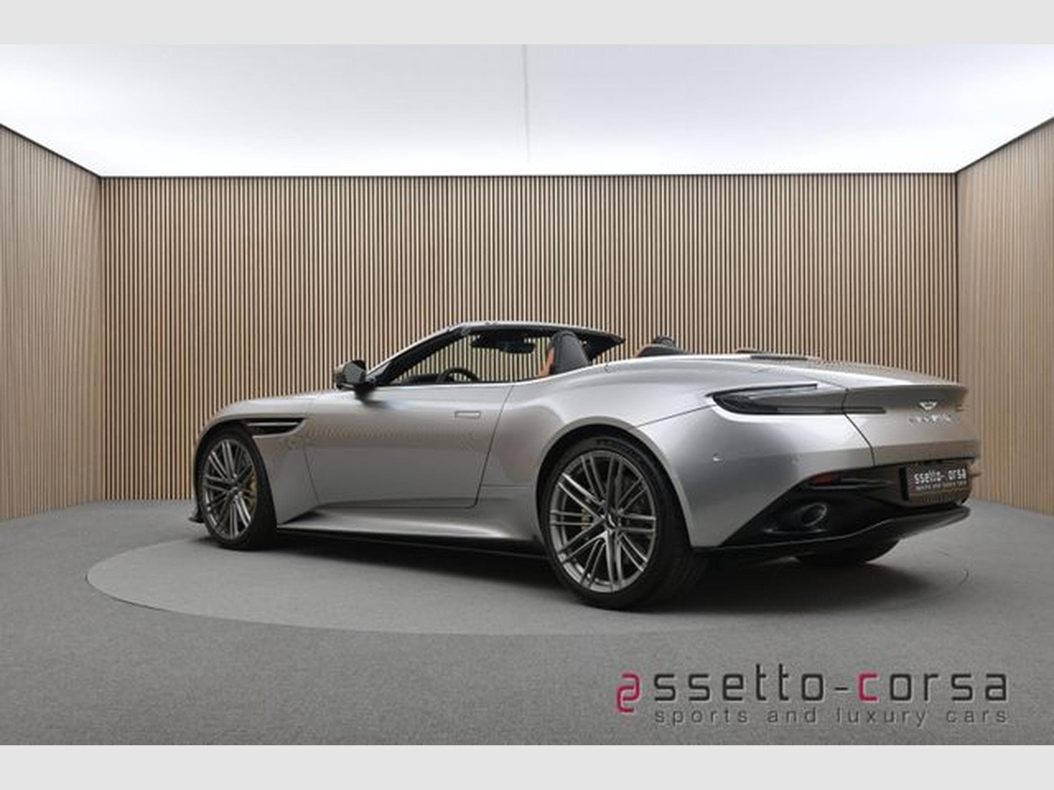 Aston-Martin DB12 DB12 Volante*Dark Chrome*Full PPF *2367km*Mwst. (2024) - Photo 2