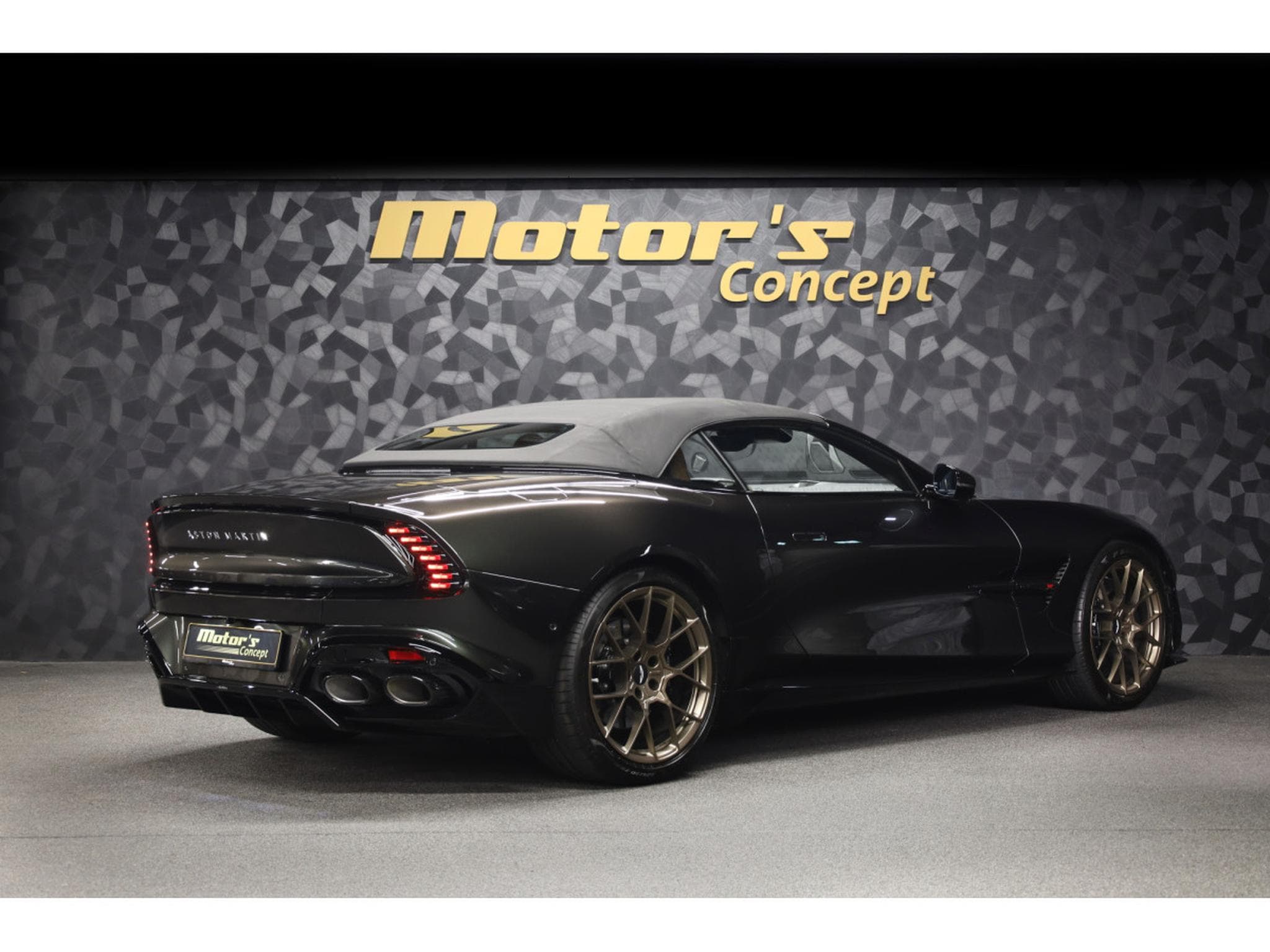 Aston-Martin Vanquish Volante V12 Twin Turbo - Minotaur Green (2026) - Photo 1
