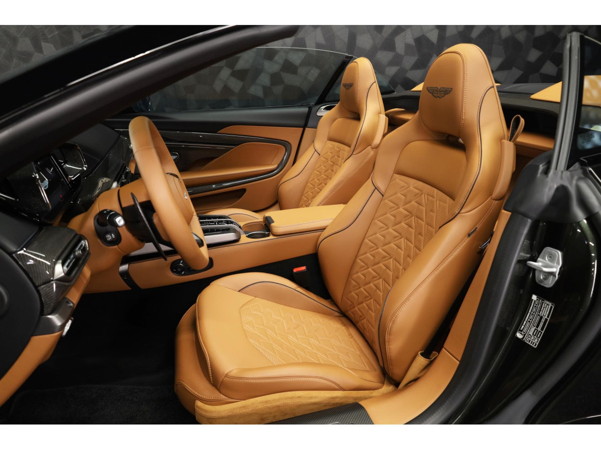 Aston-Martin Vanquish Volante V12 Twin Turbo - Minotaur Green (2026) - Photo 2