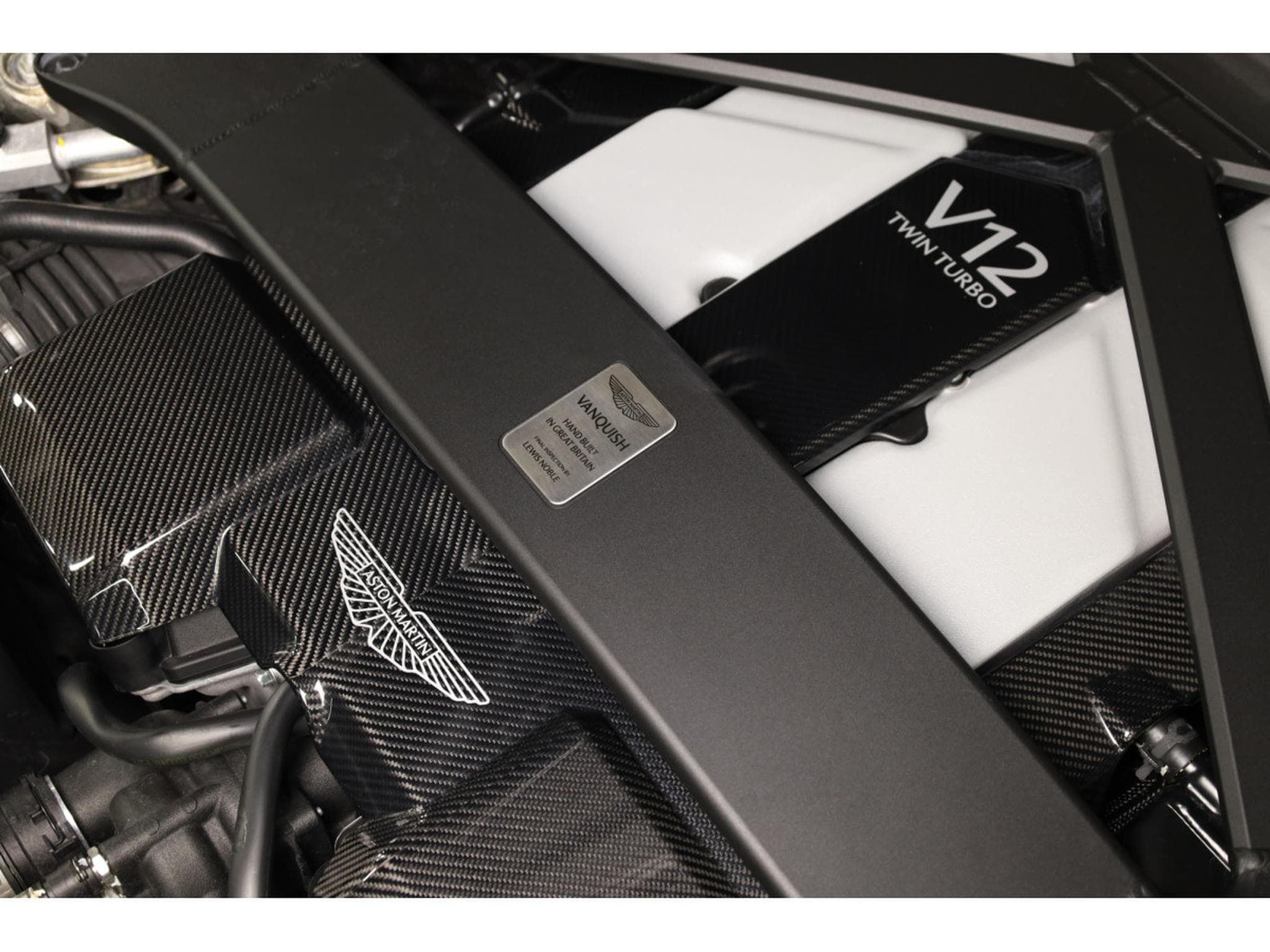 Aston-Martin Vanquish Volante V12 Twin Turbo - Minotaur Green (2026) - Photo 3