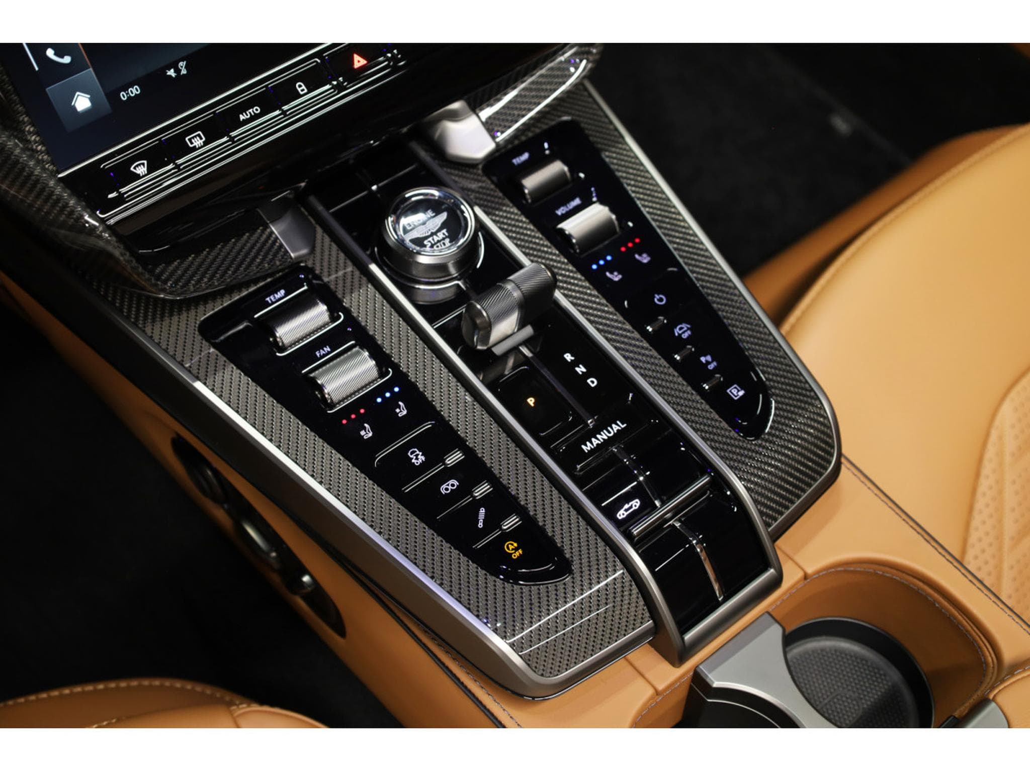 Aston-Martin Vanquish Volante V12 Twin Turbo - Minotaur Green (2026) - Photo 4