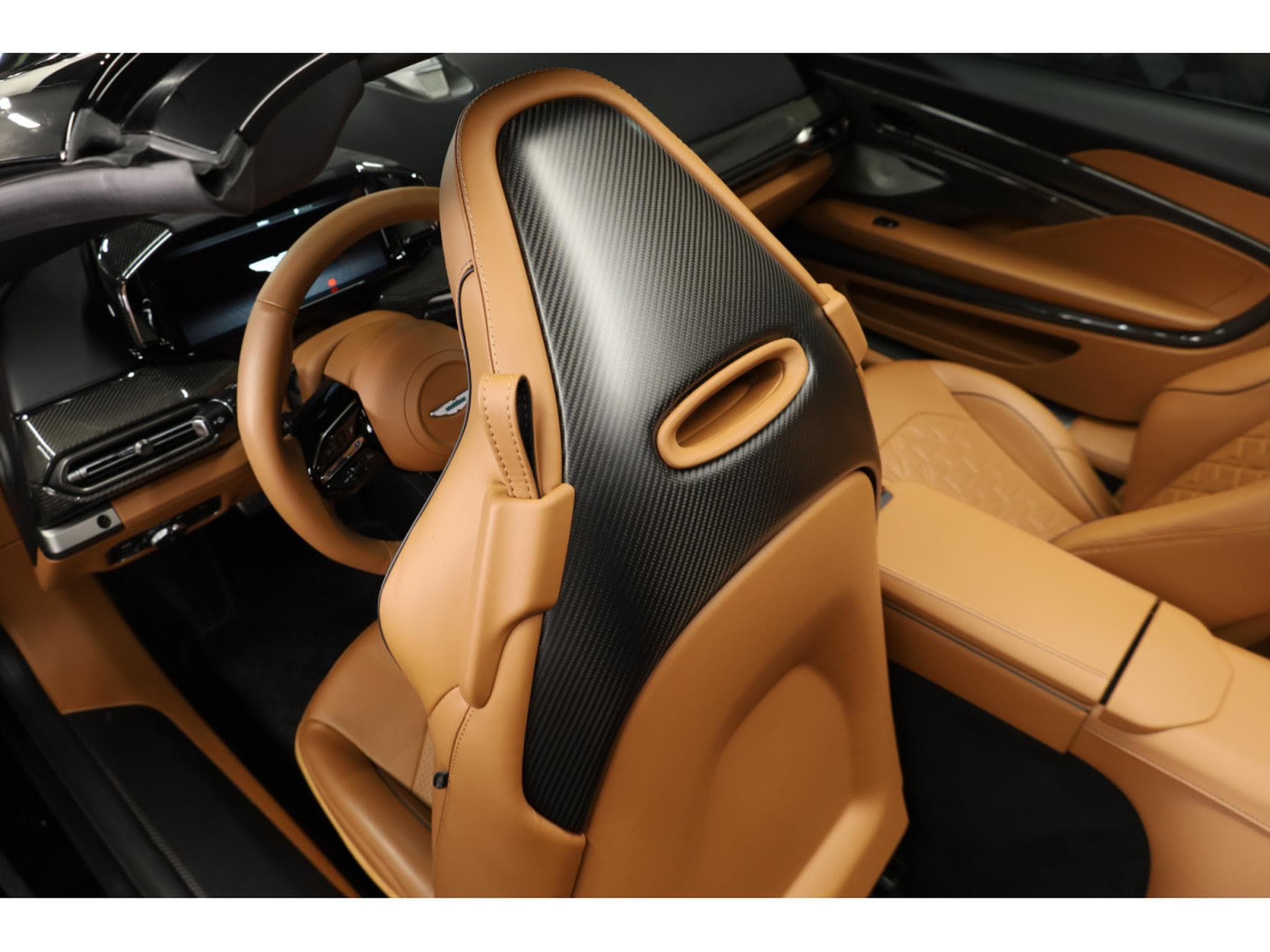 Aston-Martin Vanquish Volante V12 Twin Turbo - Minotaur Green (2026) - Photo 5