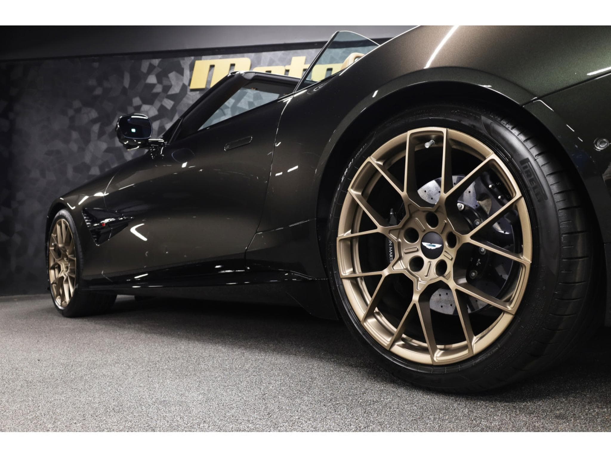 Aston-Martin Vanquish Volante V12 Twin Turbo - Minotaur Green (2026) - Photo 7