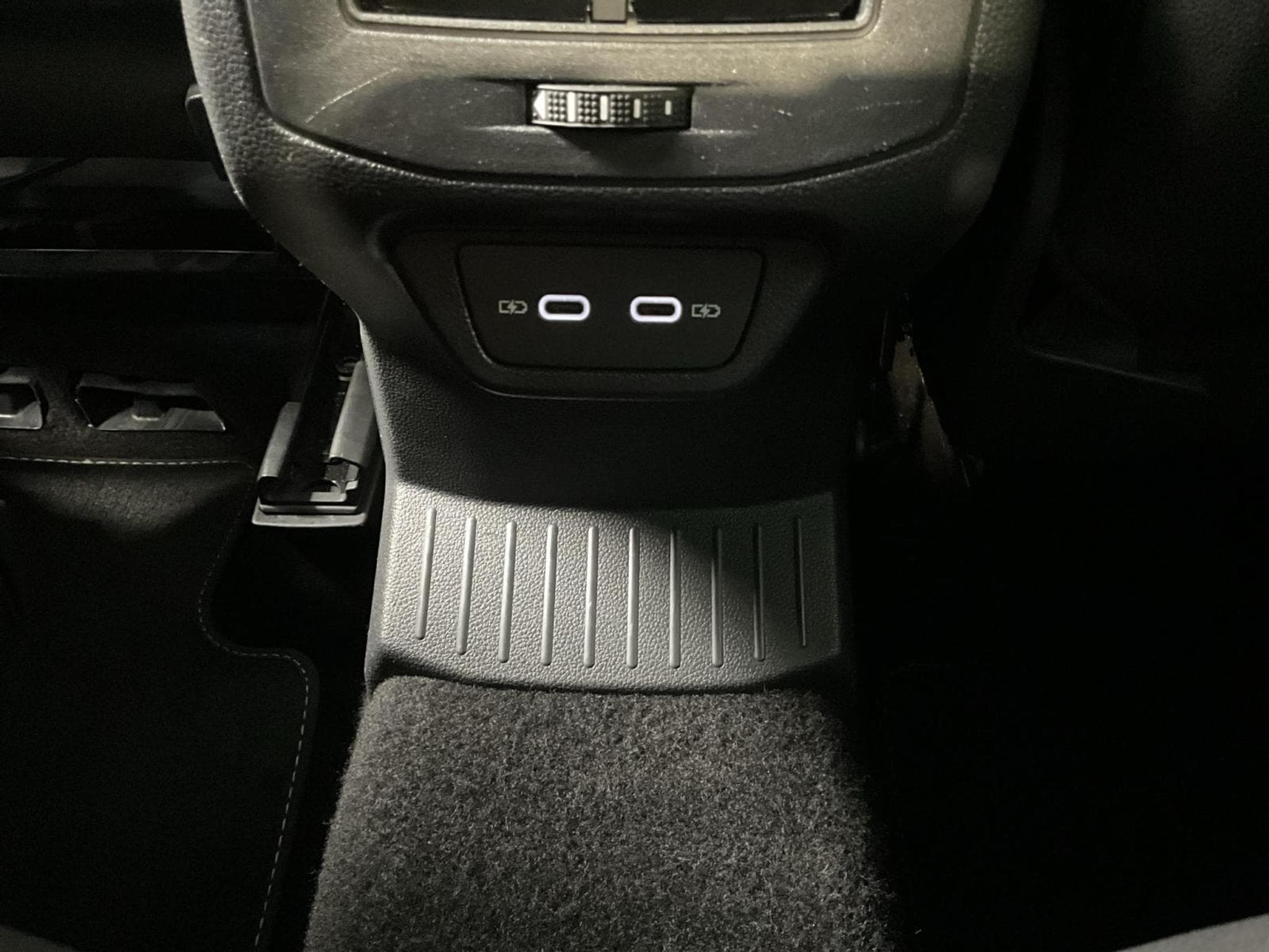 VW T-Roc R-Line+DSG+LED+BEATS+BlackStyle+keyless (2023) - Foto 21