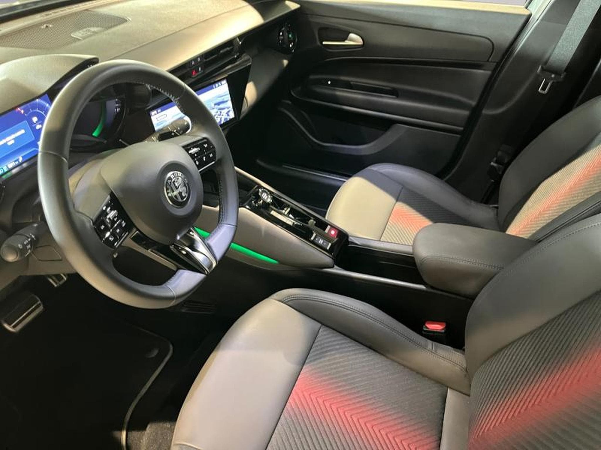Alfa-Romeo Junior Junior 1.2 Ibrida 145 (2025) - Foto 10
